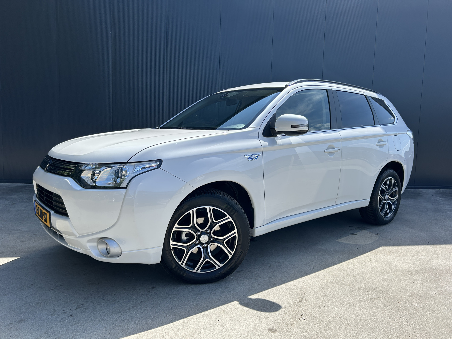 Mitsubishi Mitsubishi Outlander 2.0 PHEV Business Edition NAVI CRUISE ECC LMV 2015 - voorkant