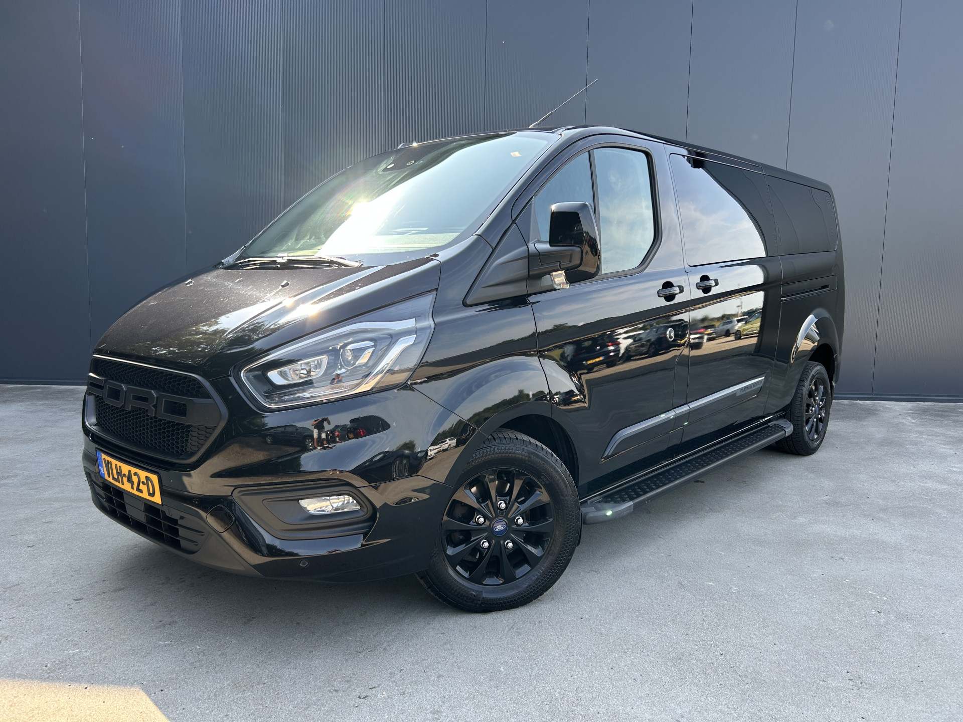 Ford Transit Custom 2.0 TDCI AUTOMAAT DUBBELE CABINE 2x SD PLATINUM EDITION L2H1 CAMERA 2021 - voorkant