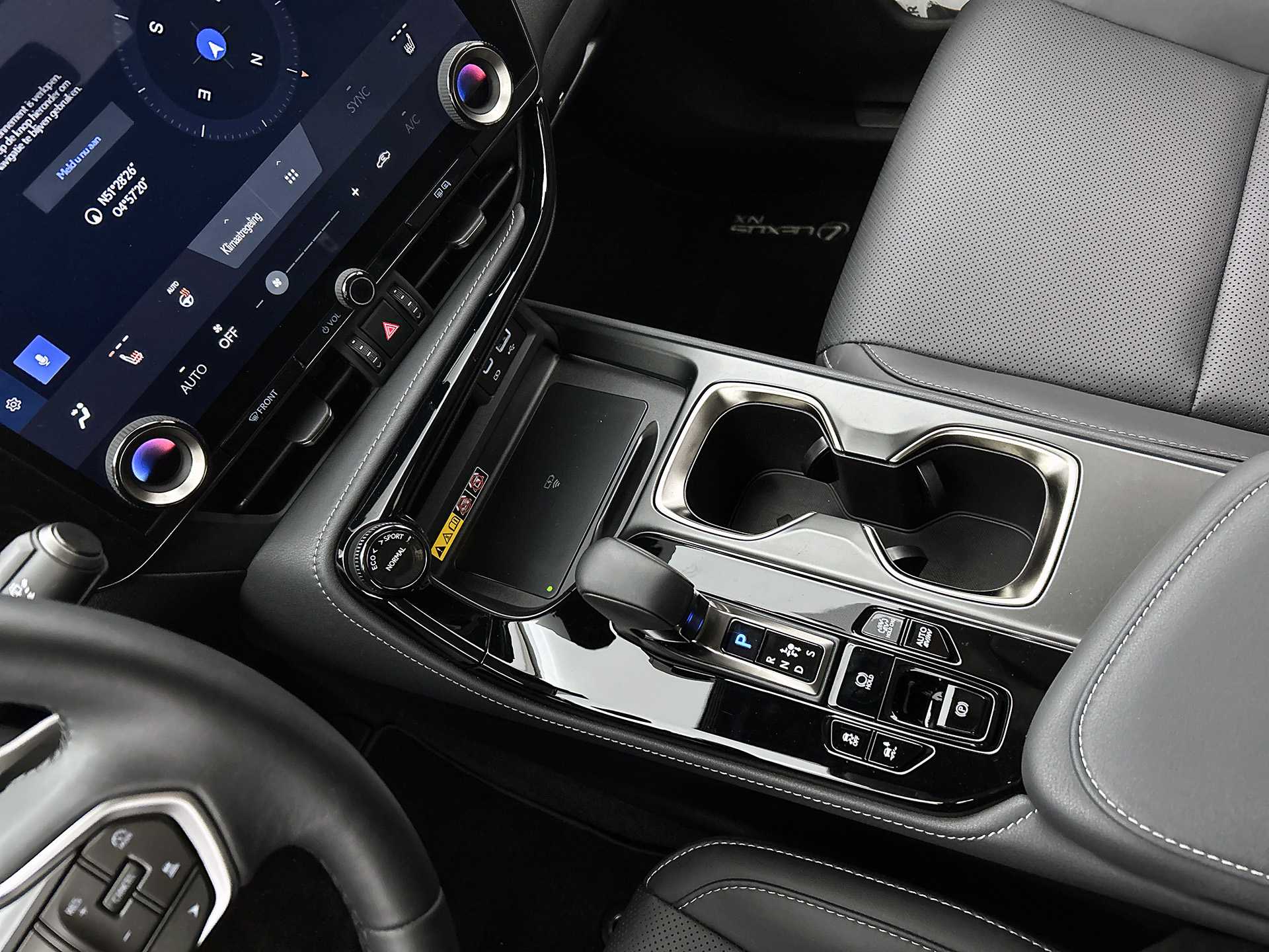 Foto van Lexus Lexus Nx450h+