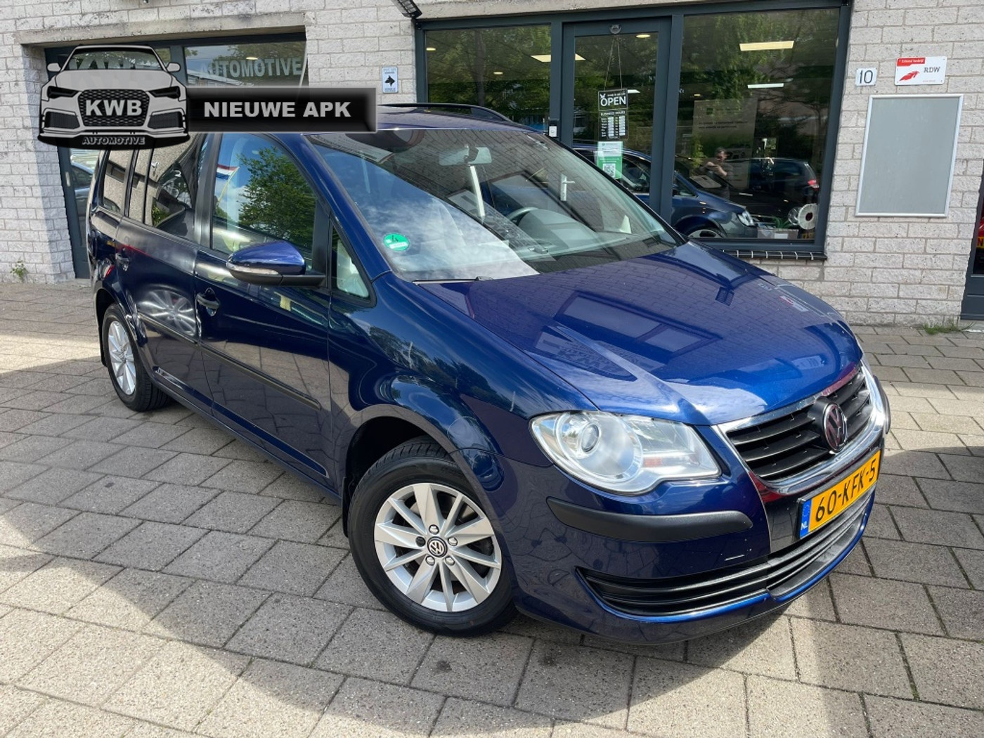 Volkswagen Touran 1.6 Trekhaak Nieuwe apk 4Nw banden Beurt NAP 2009 - voorkant