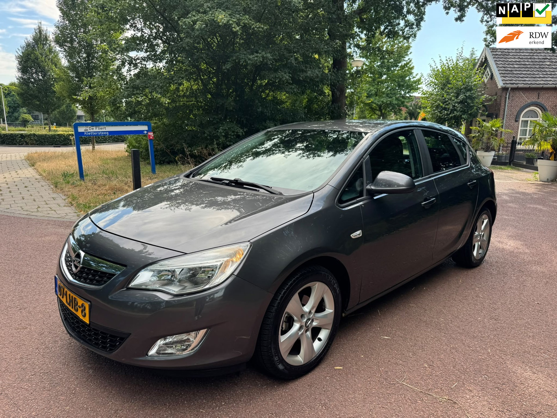 Opel Astra 1.6 Edition / Airco / CarPlay / Aux / Apk / Nap / PDC 2010 - voorkant