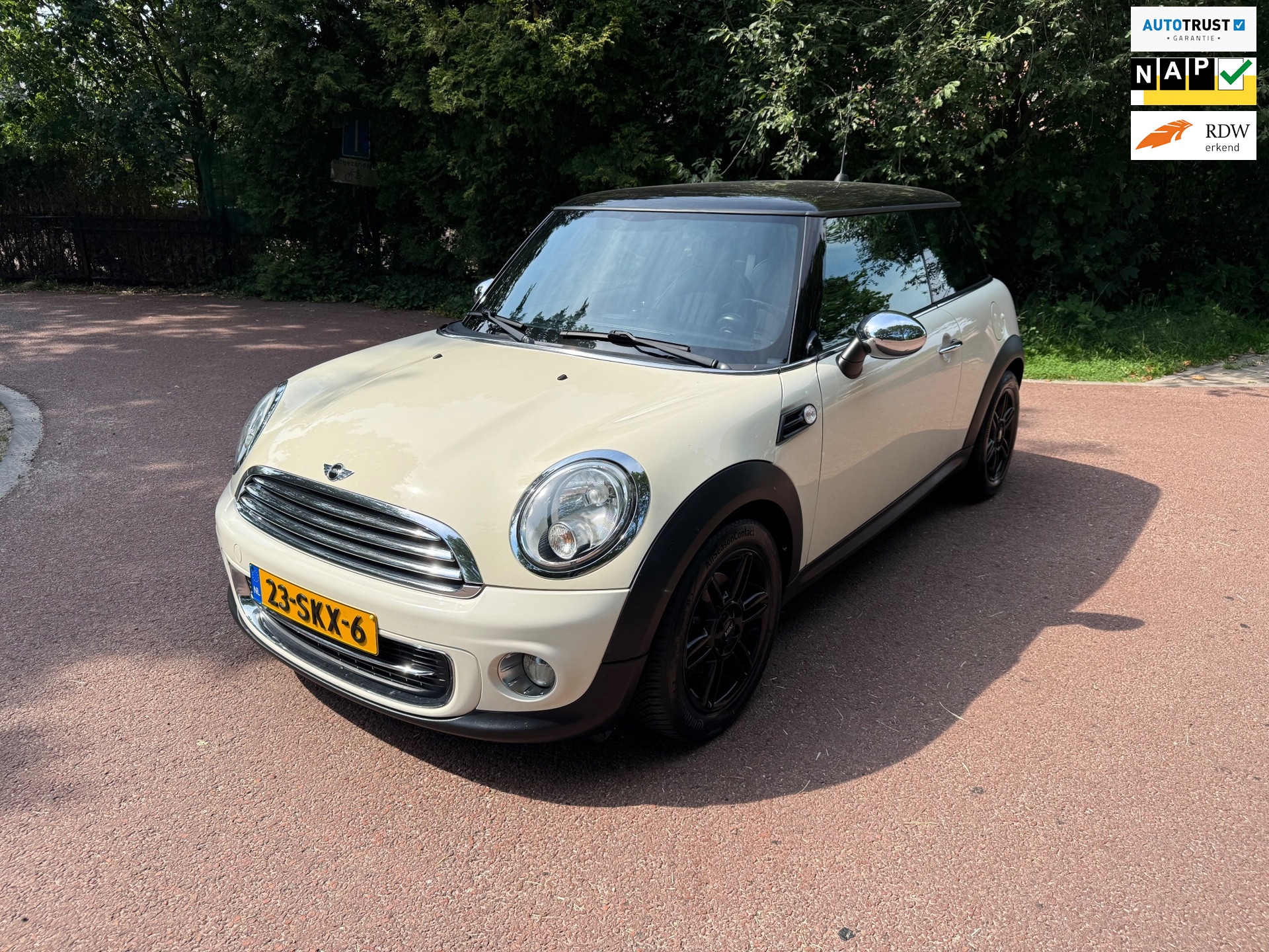 Mini Cooper 1.6 Cooper 10 Years II / Airco / Leder / NAP / PDC / Aux 2011 - voorkant
