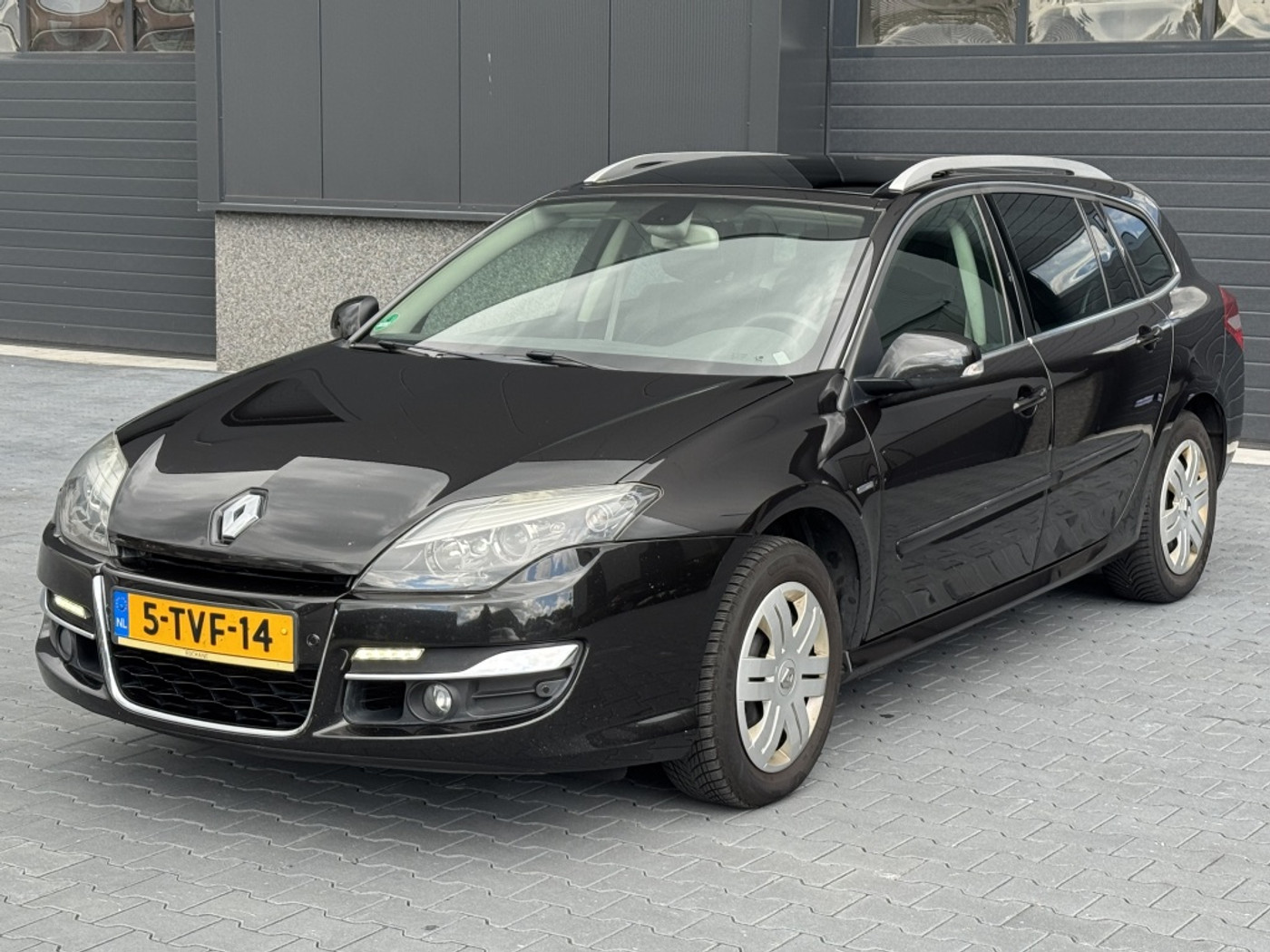 Renault Laguna 1.5 dCi Bose 110pk *PANORAMA/NAVI 2014 - voorkant