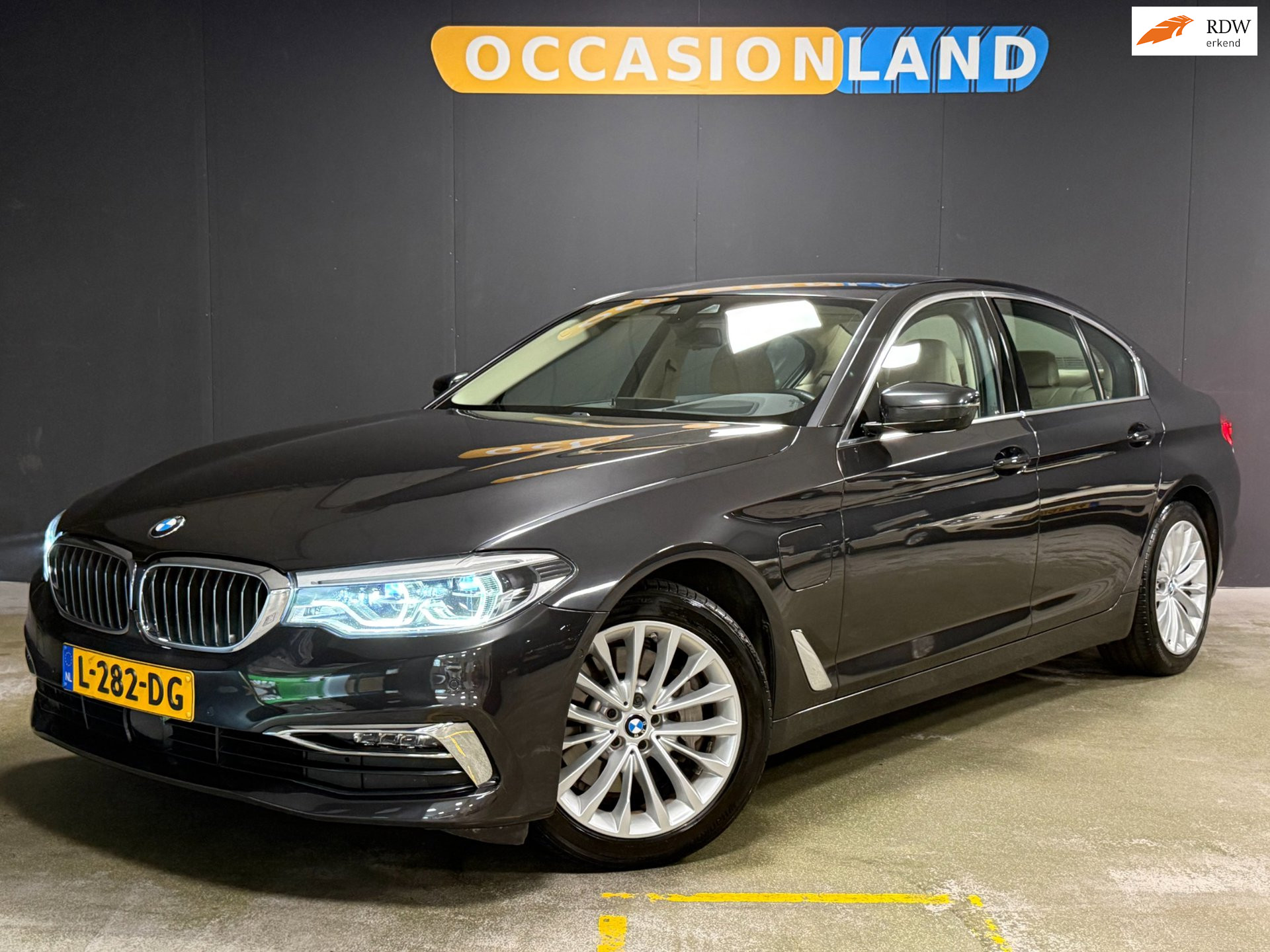 BMW 530e Iperformance 530e iPerformance High Executive Luxury Line|KEYLESS|SOFTCLOSE|CAMERA|HUD|DODEHOEK|STUURV|STOELV|SFEER|LED|ACC|18INCH| 2019 - voorkant