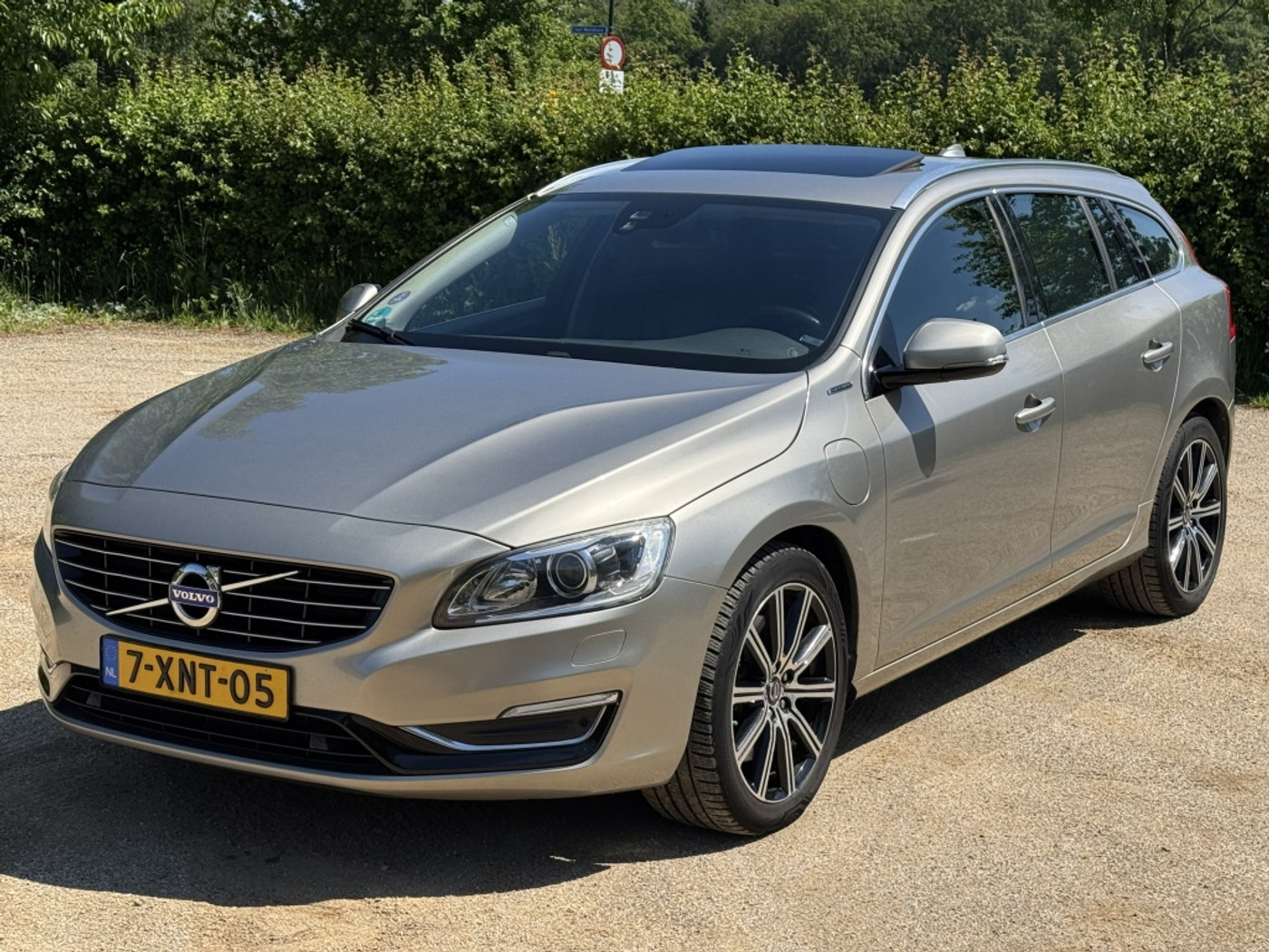 Volvo V60 Plug In Hybrid 2.4 D6 AWD Plug-in Summum *LEDER/XENON/NAVI 2014 - voorkant
