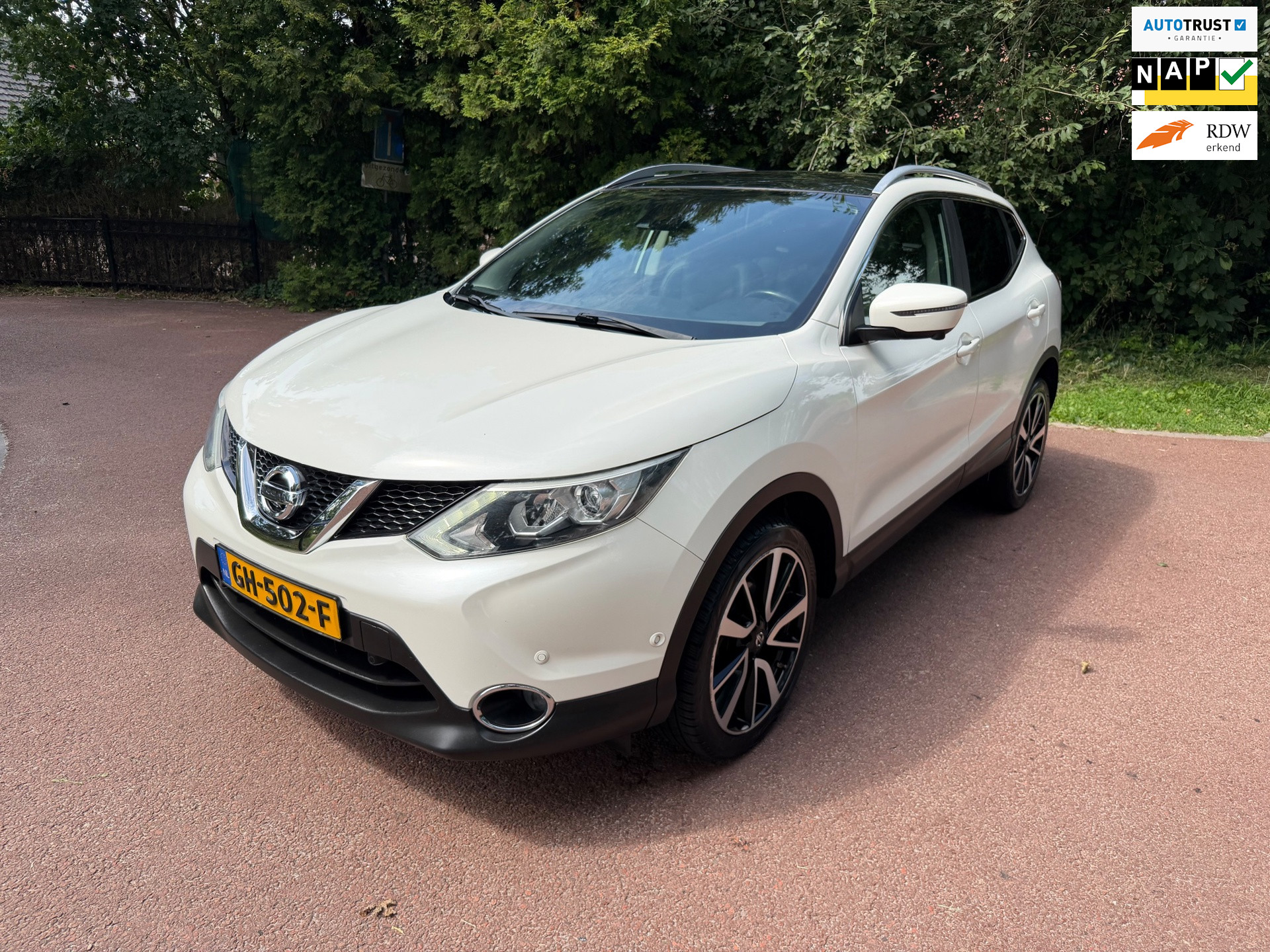 Nissan Nissan Qashqai 1.2 Tekna / Navi / Camera / Pano / led / NAP / Airco / PDC 2015 - voorkant
