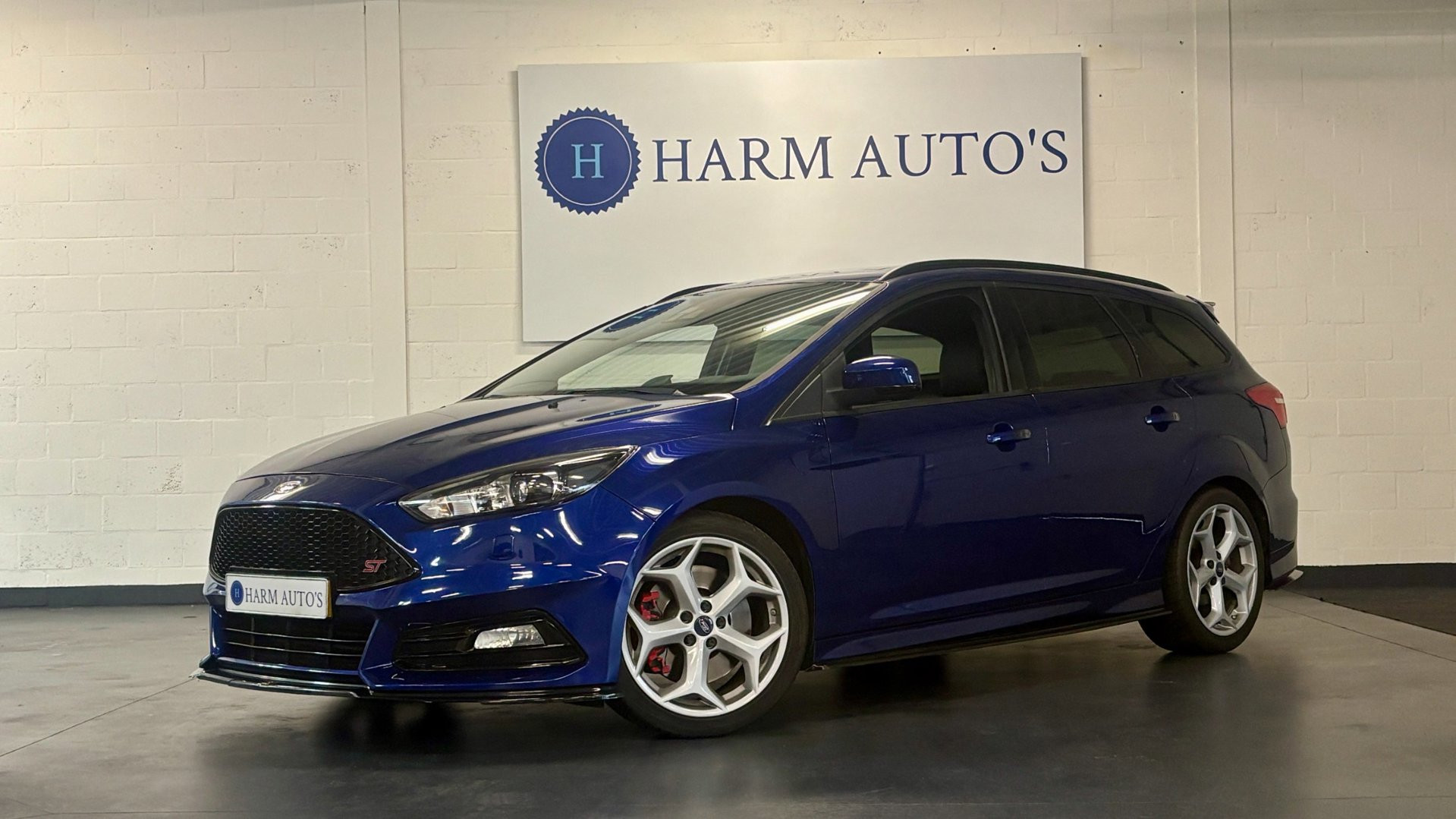 Ford Focus 2.0 ST-3 250pk Navi / CAM /  Volleer / PDC / Maxton / Xenon / Cruise 2015 - voorkant