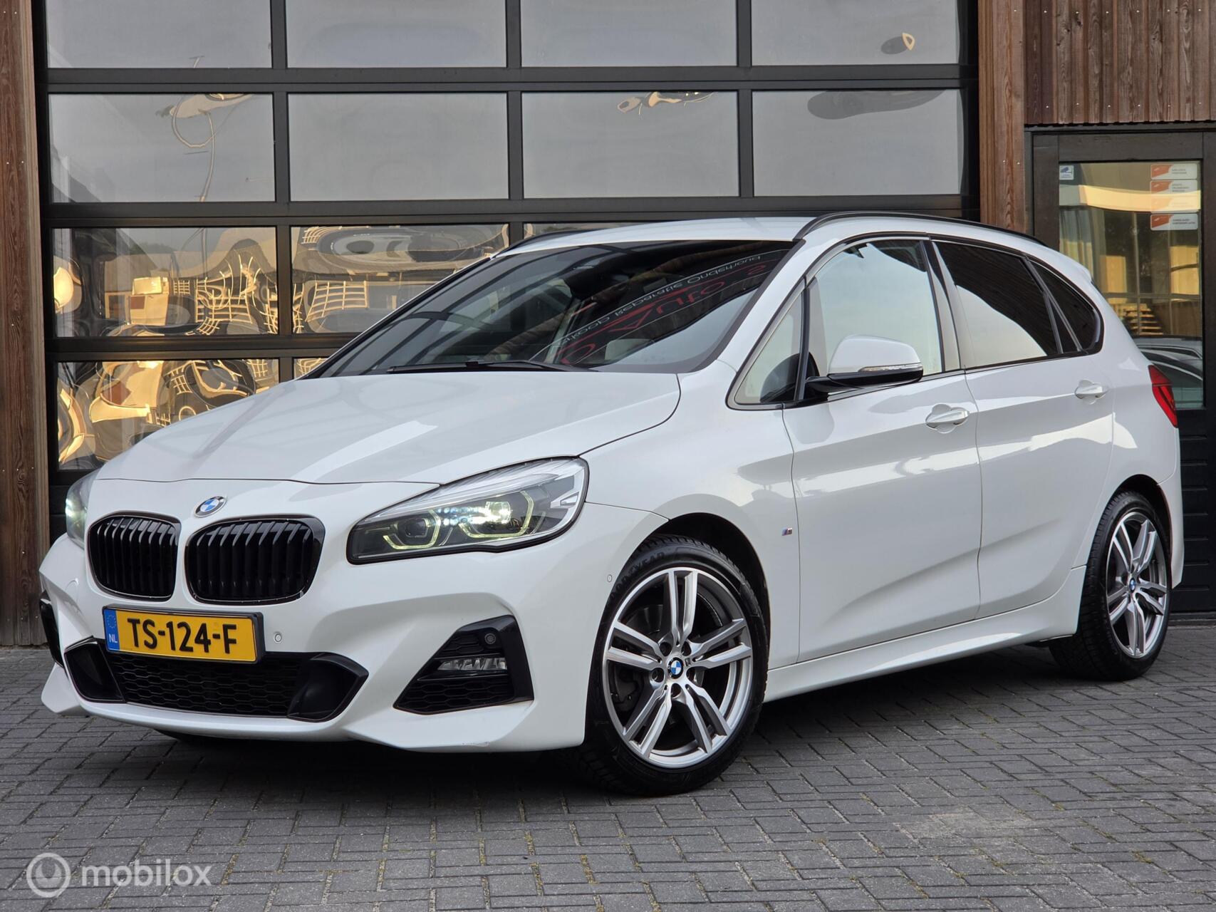 BMW 220i Active Tourer 220i 190PK M SPORT LEER LED HEAD-UP 2018 - voorkant