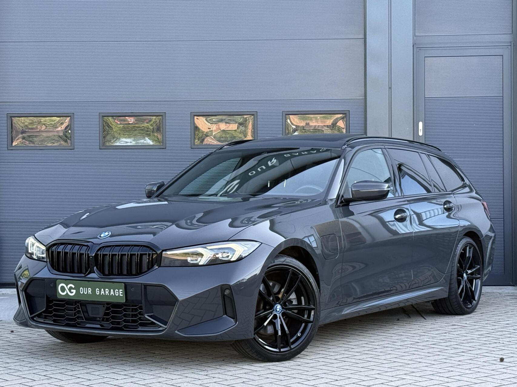 BMW 3-serie Touring 320e xDrive M-Sport|ACC|Pano|Head Up|Trekhaak|19'' 2022 - voorkant