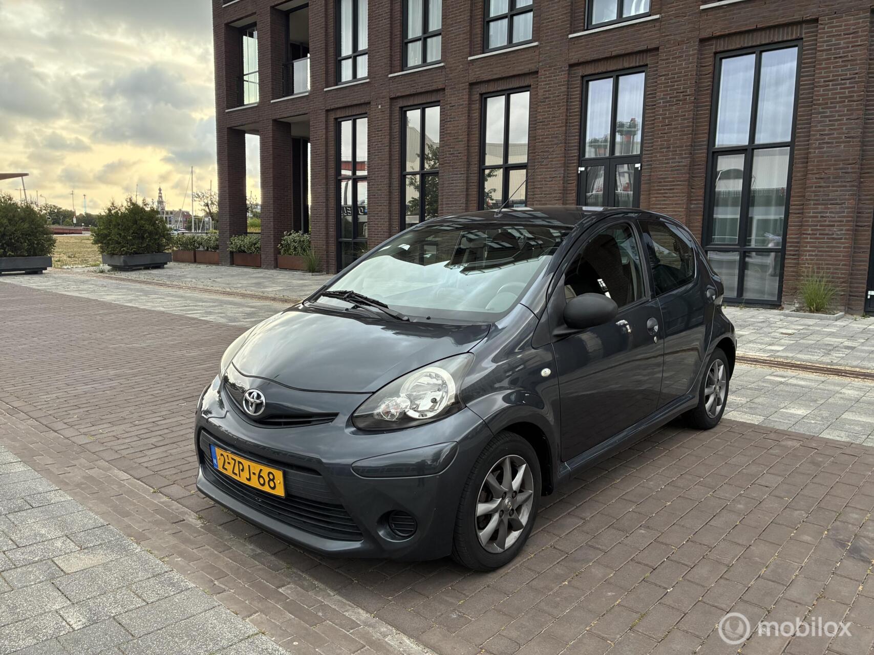 Toyota Toyota Aygo 1.0 VVT-i Access Airco Bluetooth Navi NAP ! 2013 - voorkant
