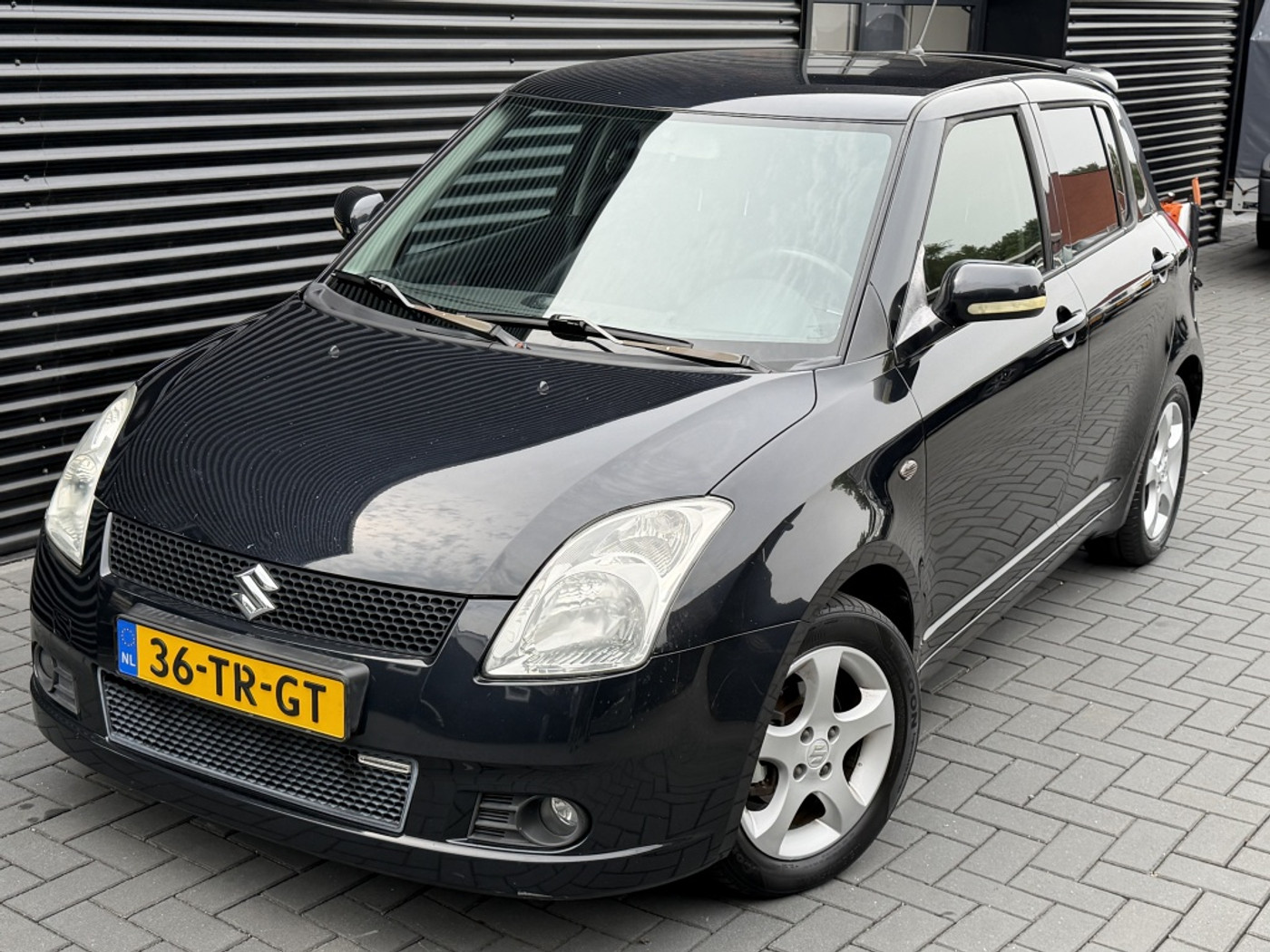 Suzuki Swift 1.3 Shogun| 5DRS| ZWART| AIRCO| CRUISE| PDC| NAP| LM 2007 - voorkant