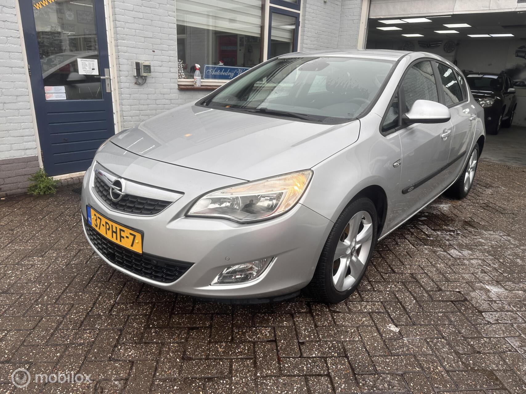 Opel Astra 1.4 Turbo Edition 2011 - voorkant