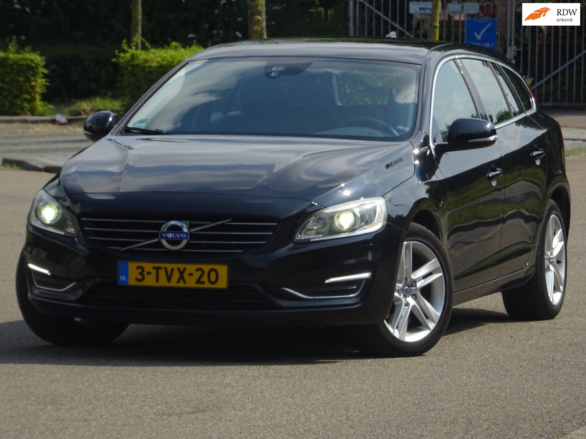 Volvo V60 Plug In Hybrid 2.4 D6 AWD Plug-In Hybrid Summu AUTOMAAT LEER/NAVI 2014 - voorkant