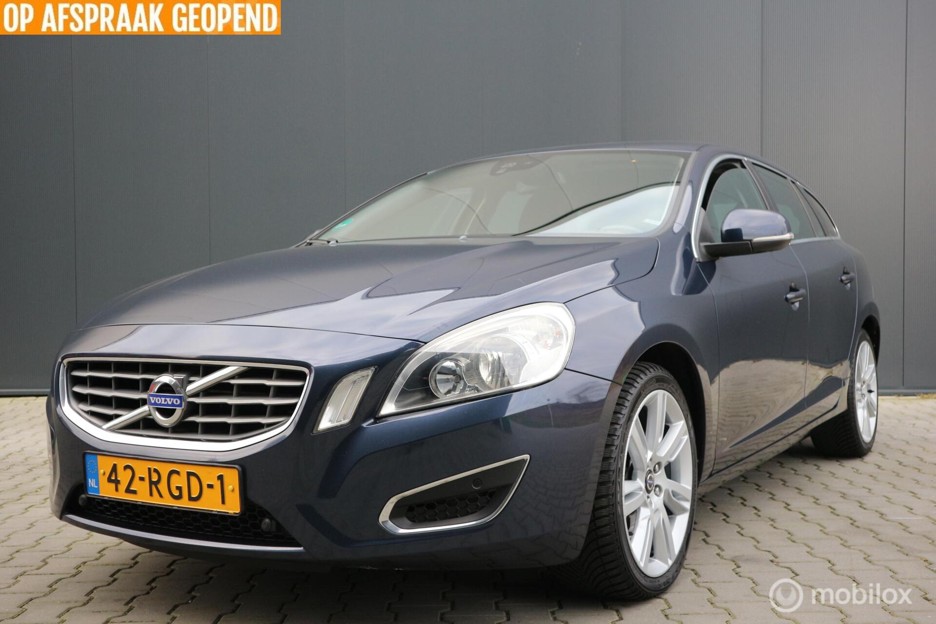 Volvo V60 2.0T Momentum AUTOMAAT/ECC/NAVIGATIE/TREKHAAK/NAP 2011 - voorkant