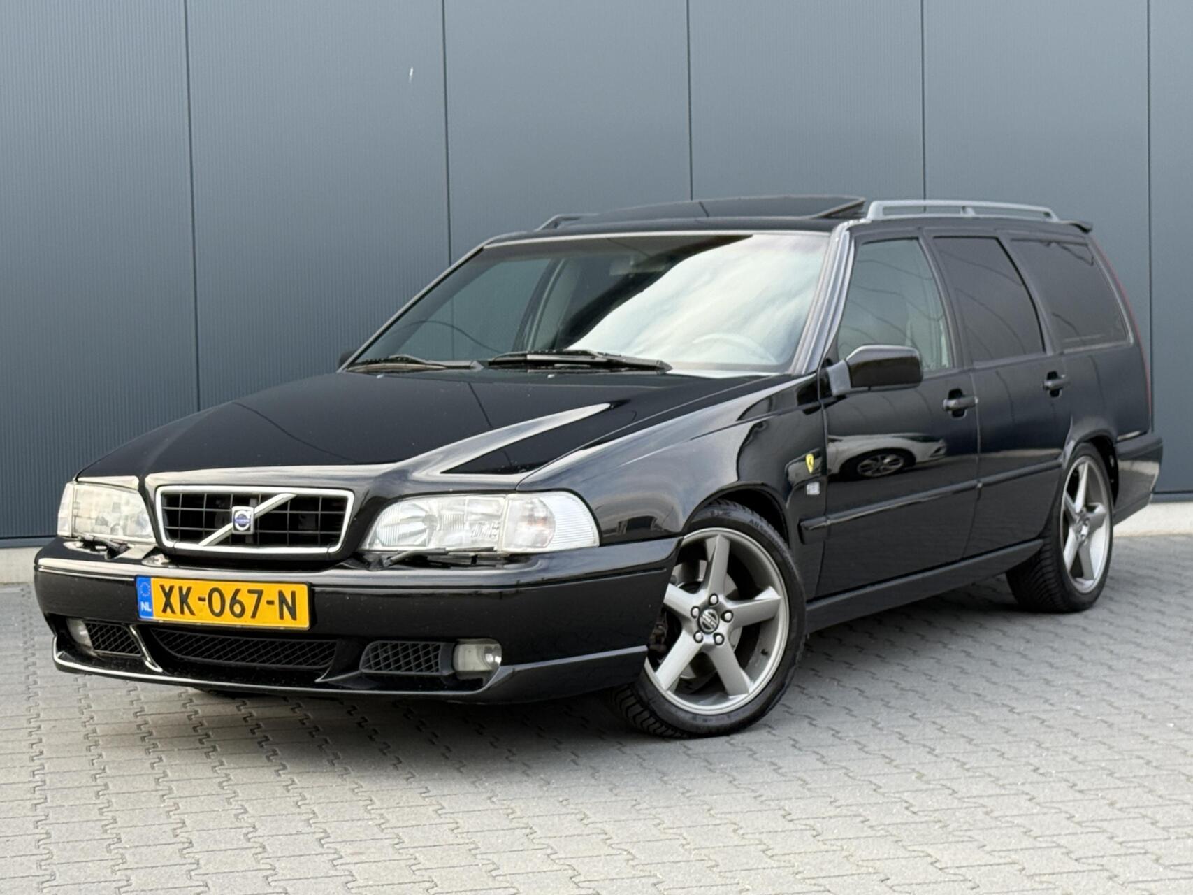 Volvo V70 2.3 R 240PK 208DKM - Schuifdak - Unieke Auto - Originele Staat. 2002 - voorkant