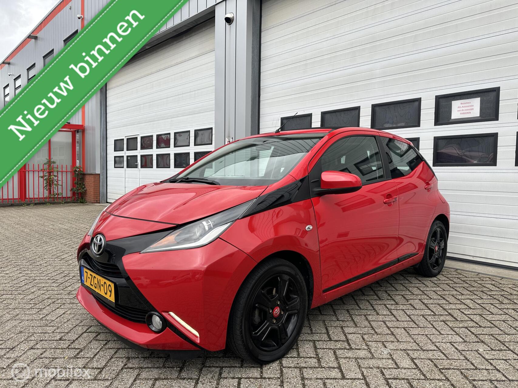 Toyota Toyota Aygo 1.0 VVT-i x-clusiv/Airco/Cruise/LM Velgen/Cabrio 2015 - voorkant