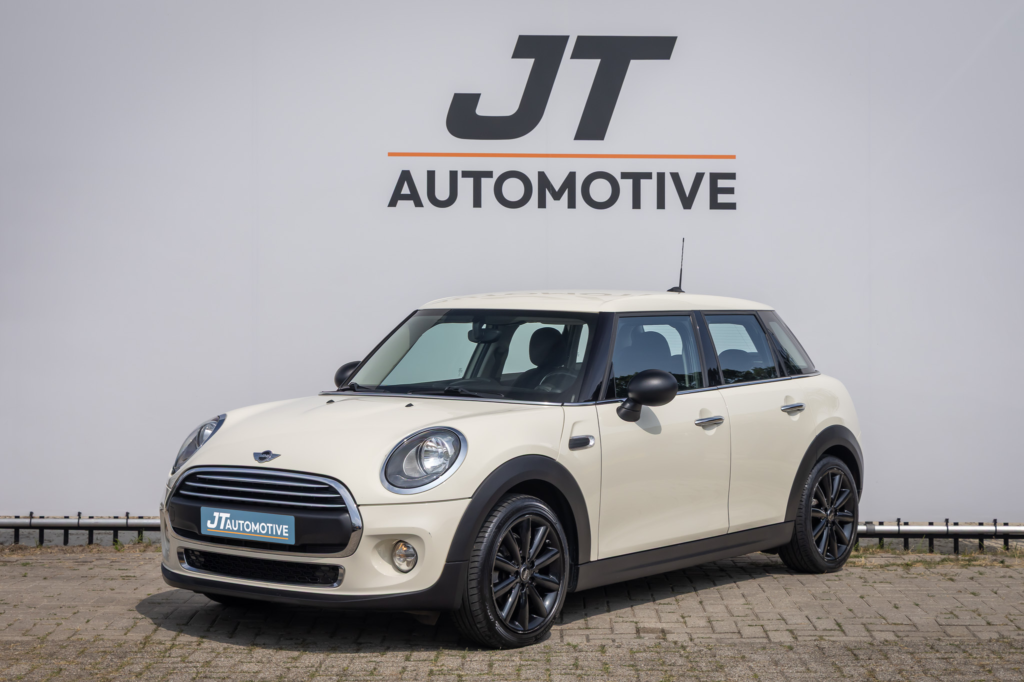 Mini One 1.2 One Business 5deurs nlauto digitaal scherm | pdc | cruise control | navigatie | sfeer verlichting | bluetooth 2016 - voorkant