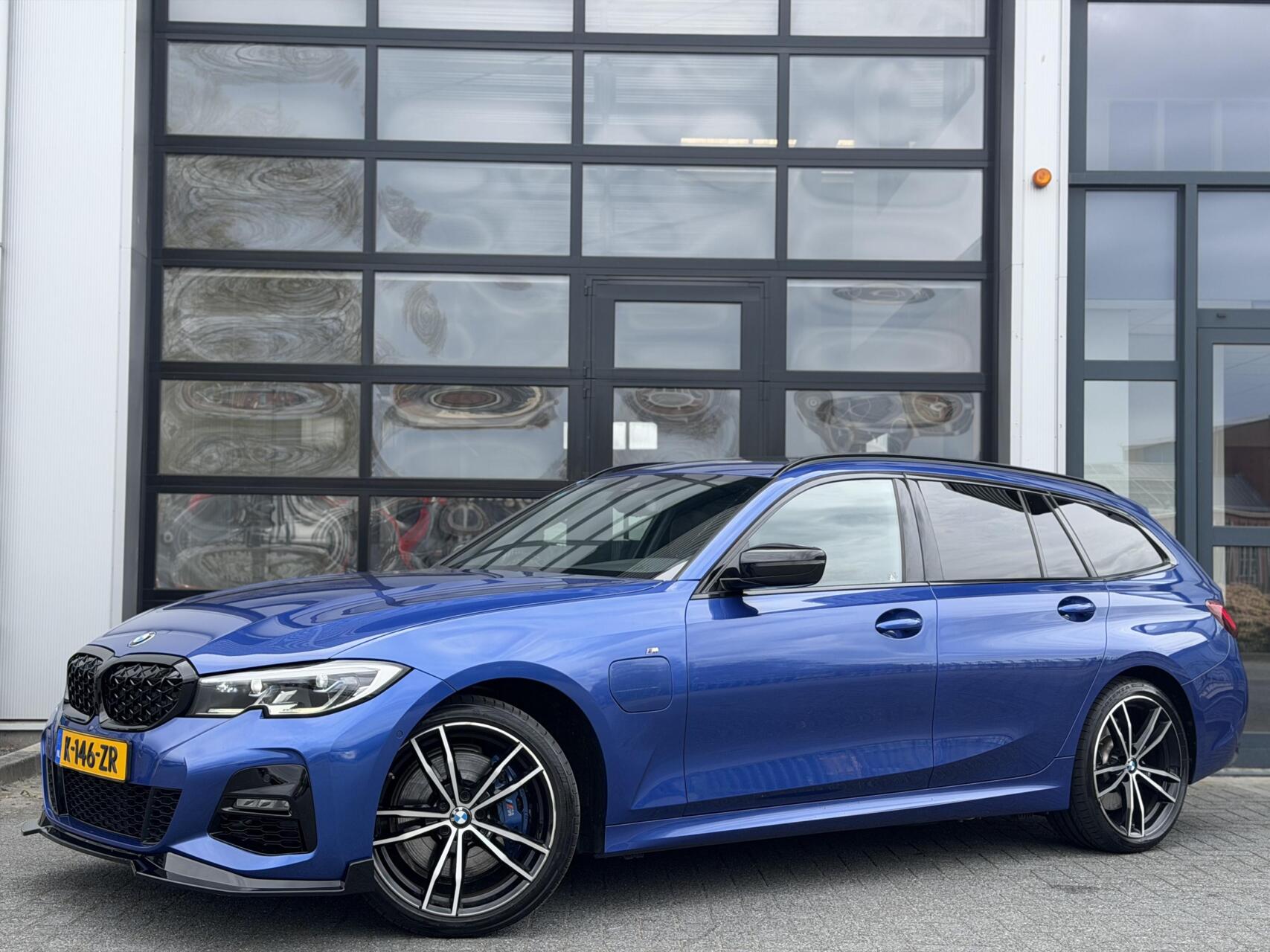 BMW 3-serie Touring 330e High Executive 2021 - voorkant