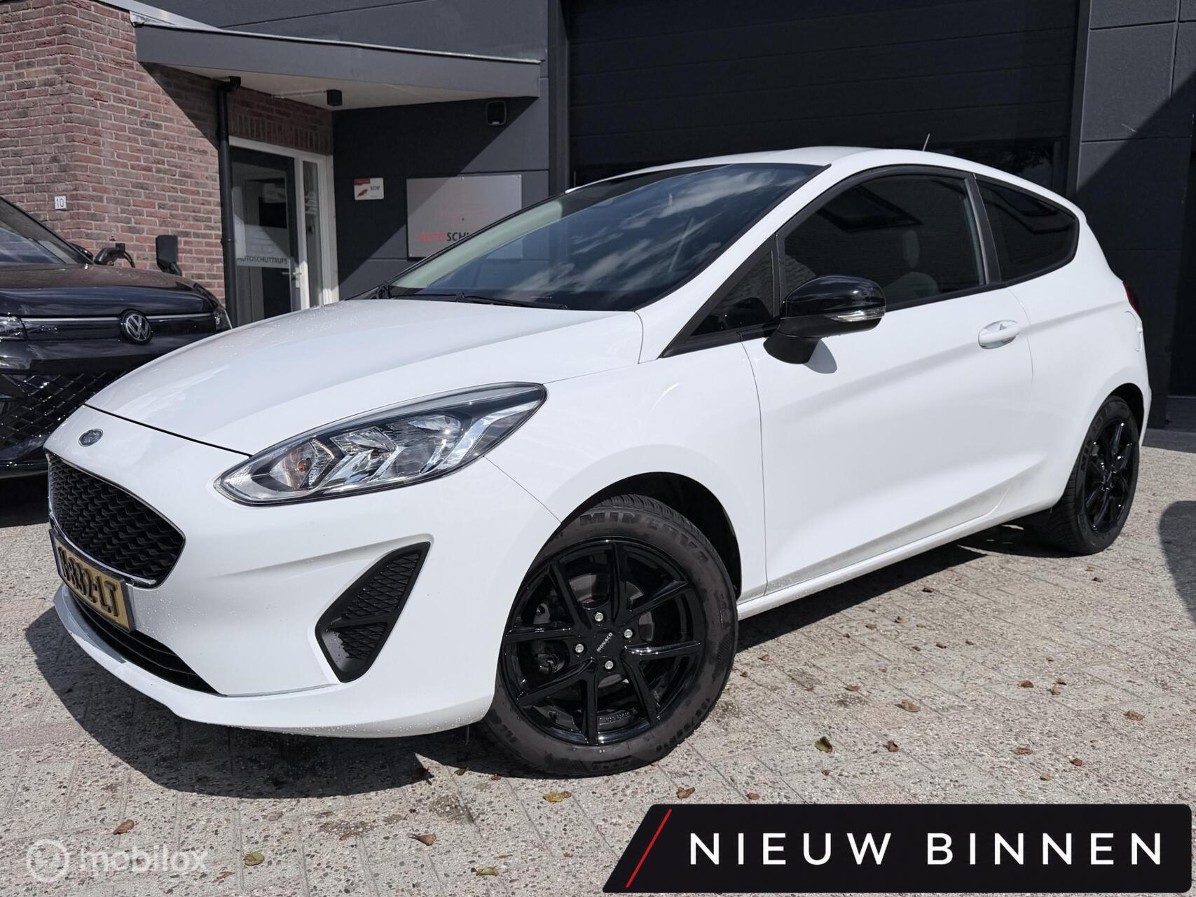 Ford Fiesta 1.1 AIRCO / CRUISE / MEDIA / ZWART LMV / PDC / LEUKE AUTO 2018 - voorkant