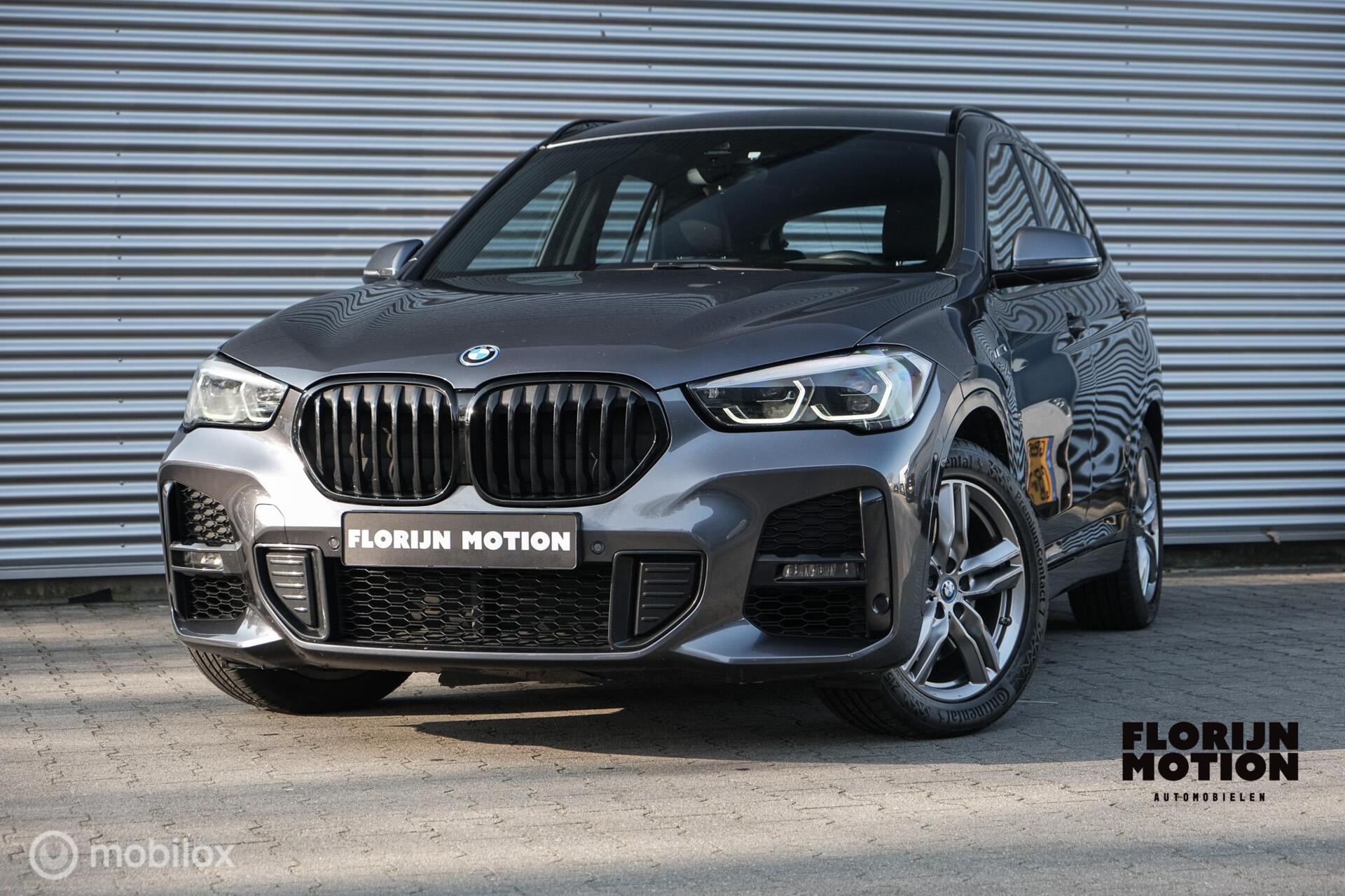 BMW X1 xDrive25e High Executive | M-Sport | LED | HUD | Trekhaak | PHEV | Miniral Grau | Stoelverw. 2022 - voorkant