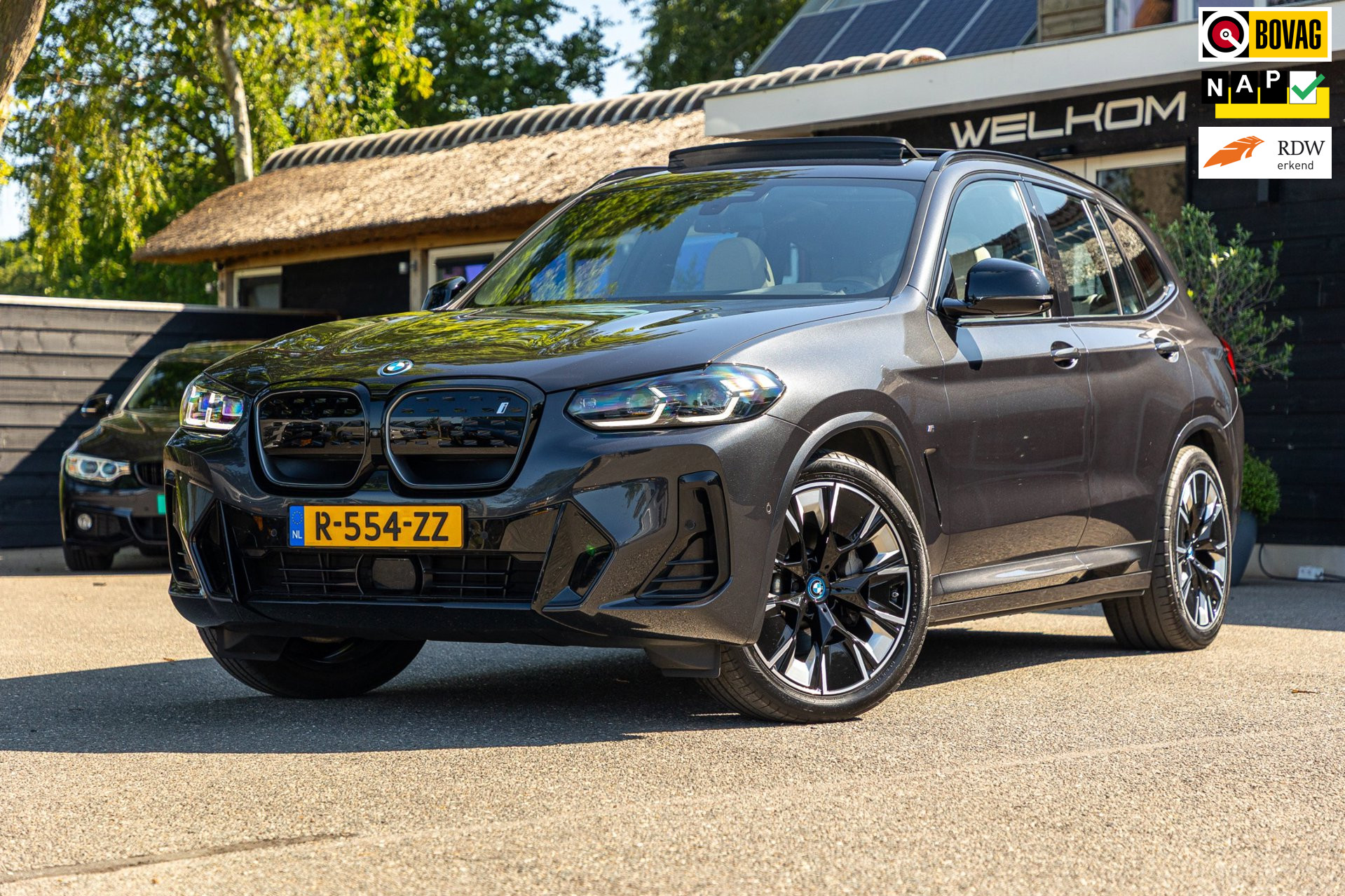 BMW Ix3 High Executive 80 kWh Soh 99% I M Pakket I Panoramadak I Trekhaak I Harman Kardon I Adaptive Cruise I 360 Camera I Android 2022 - voorkant