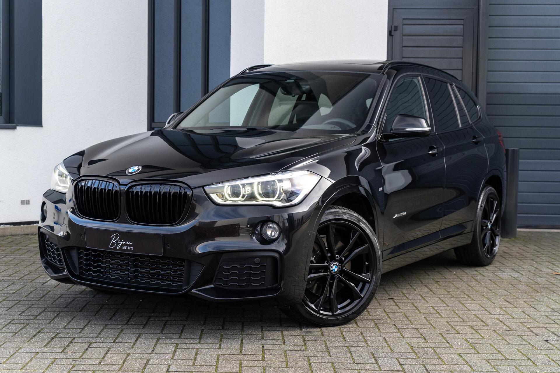 BMW X1 Xdrive20i xDrive20i M-SPORT 192 PK PANO / HUD / CAMERA 2018 - voorkant