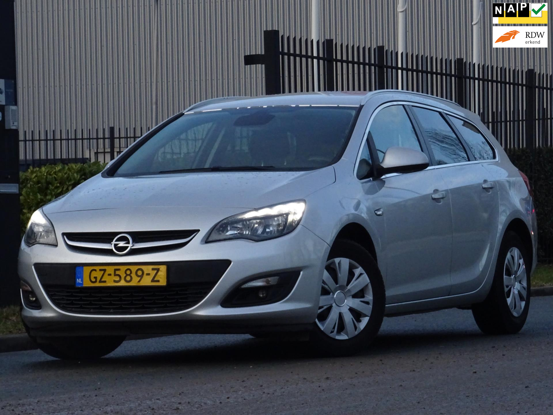 Opel Astra Sports Tourer 1.6 CDTi Blitz NAP/NAVI/AC/CRUISE 2015 - voorkant