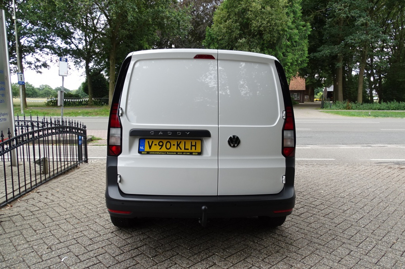 Foto van Volkswagen Caddy Modified Partition Wall