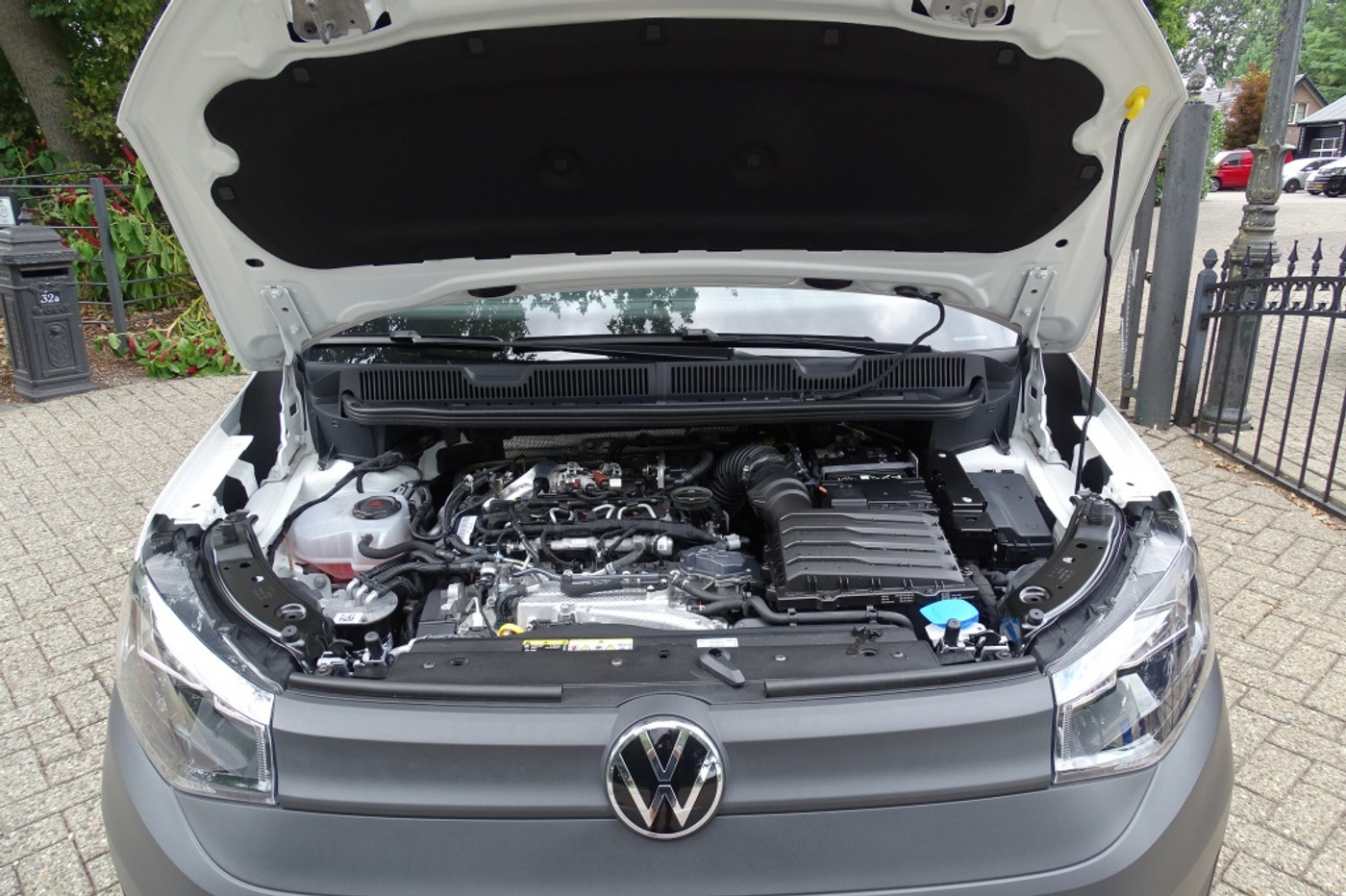 Foto van Volkswagen Caddy Modified Partition Wall