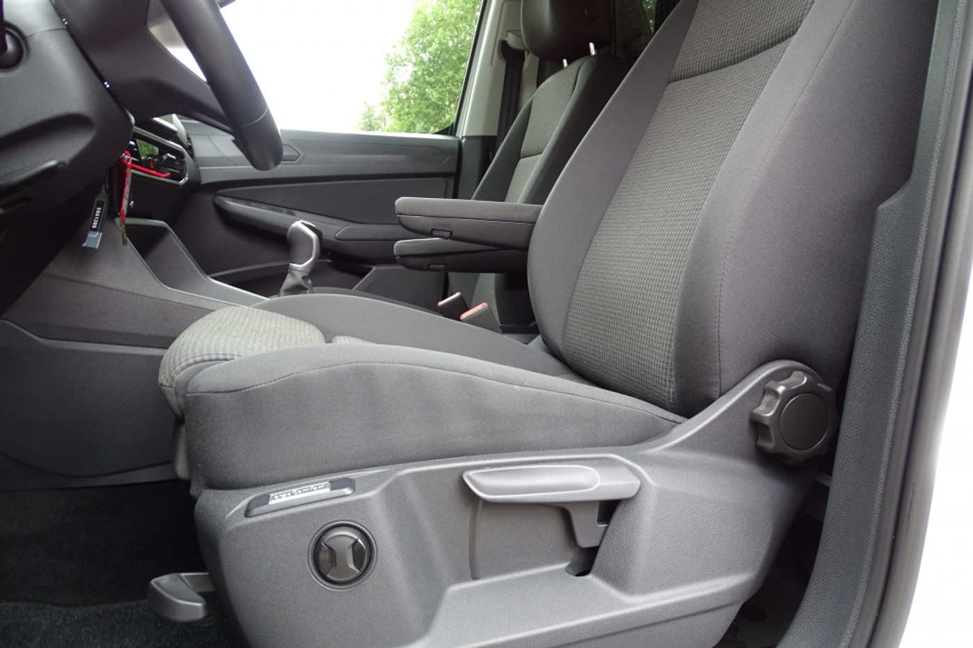 Foto van Volkswagen Caddy Modified Partition Wall