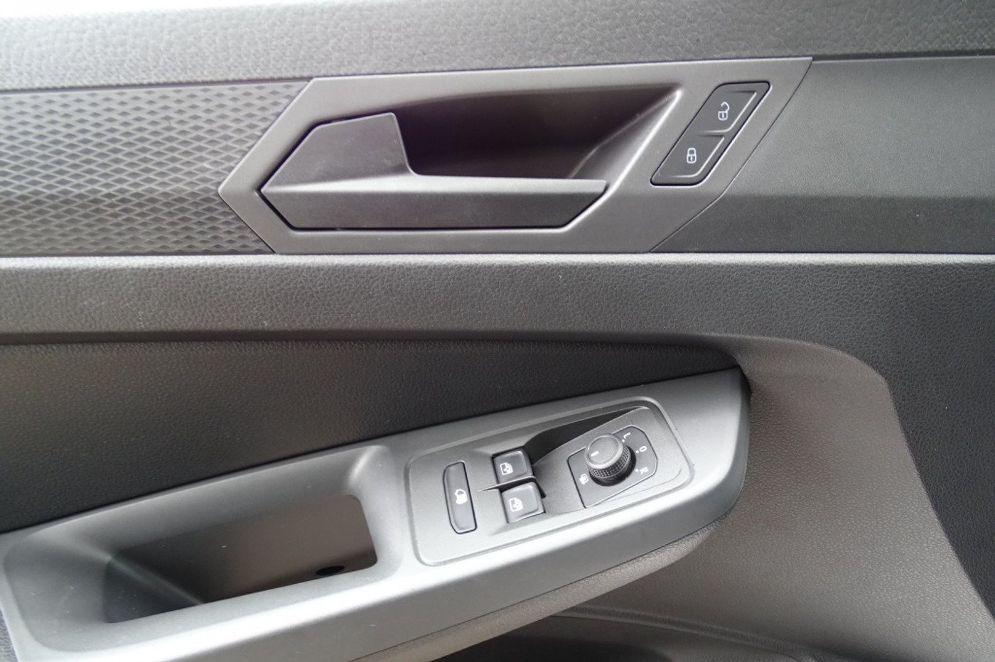 Foto van Volkswagen Caddy Modified Partition Wall