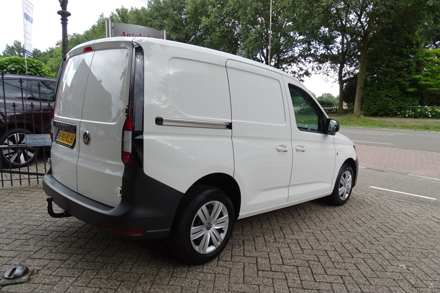 Foto van Volkswagen Caddy Modified Partition Wall