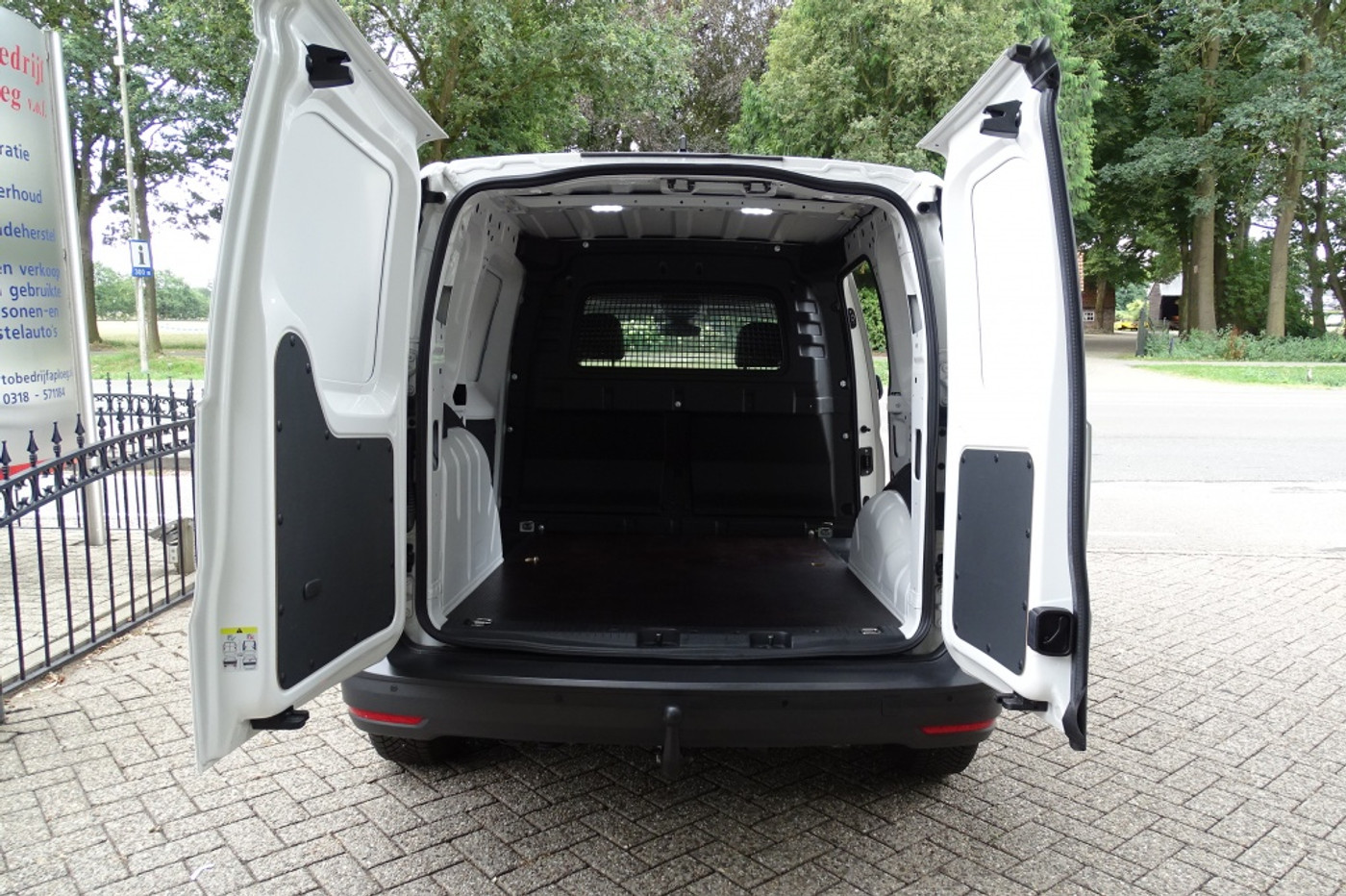 Foto van Volkswagen Caddy Modified Partition Wall