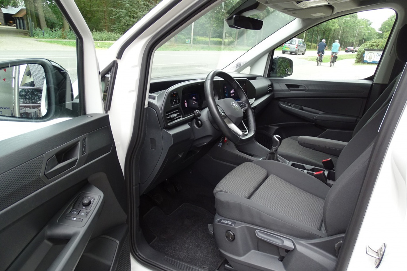 Foto van Volkswagen Caddy Modified Partition Wall