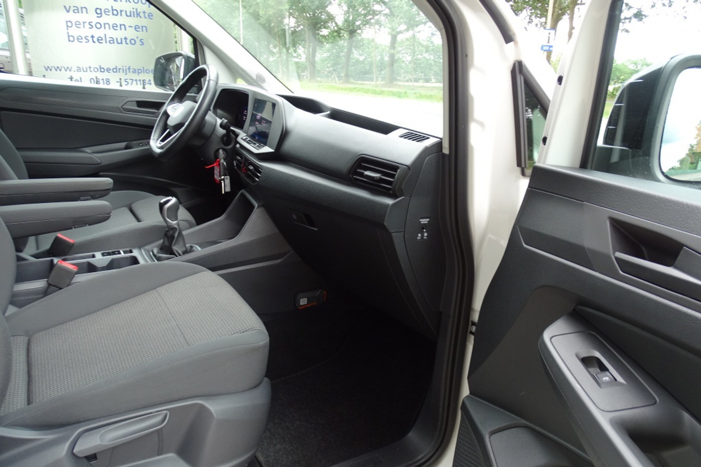 Foto van Volkswagen Caddy Modified Partition Wall