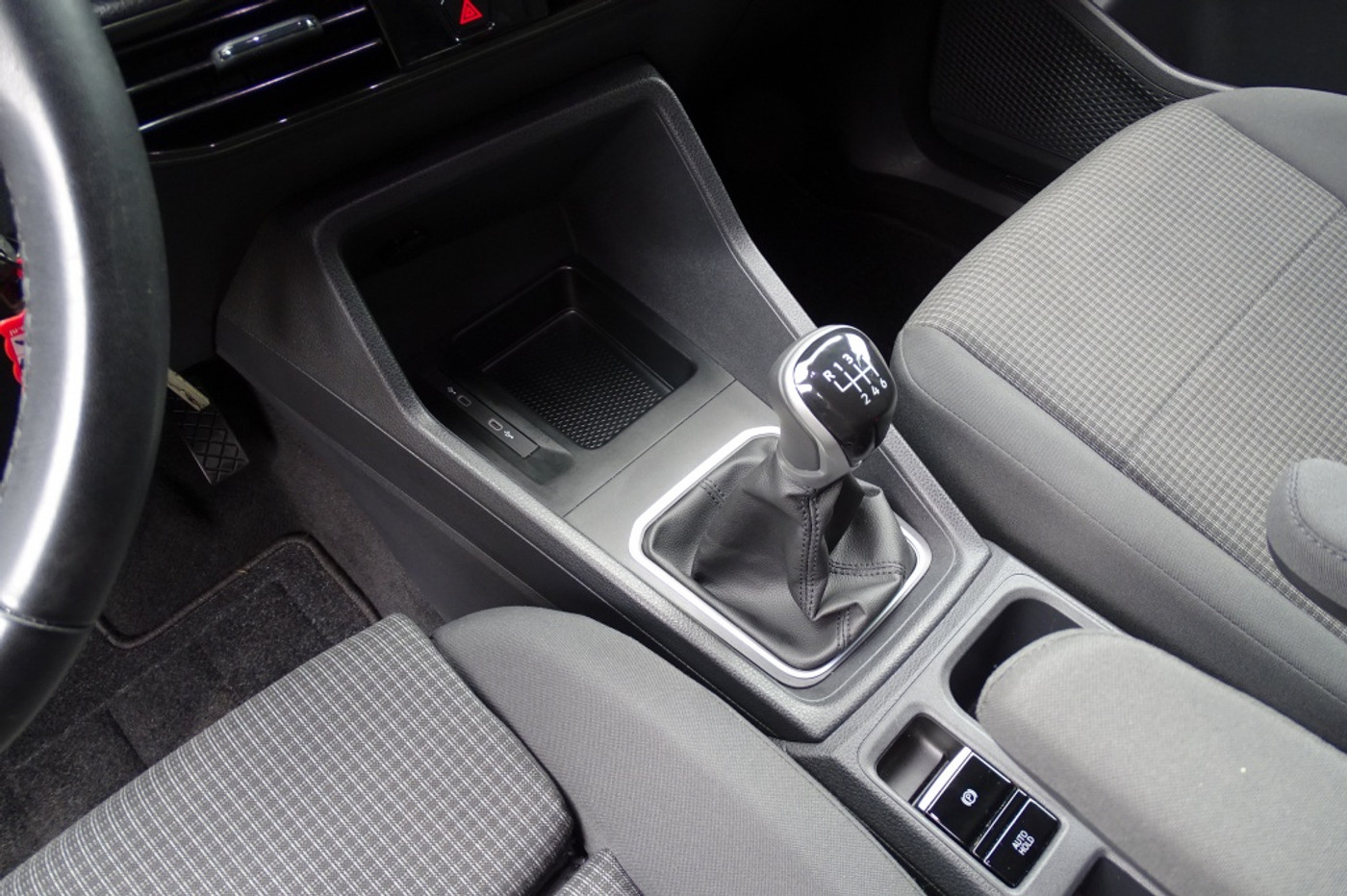 Foto van Volkswagen Caddy Modified Partition Wall