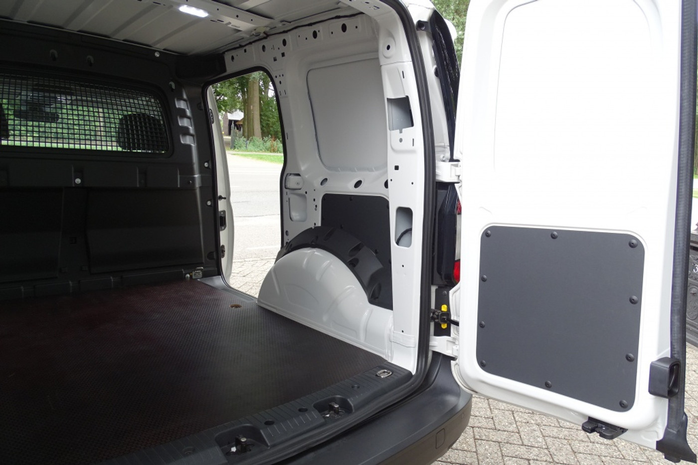 Foto van Volkswagen Caddy Modified Partition Wall