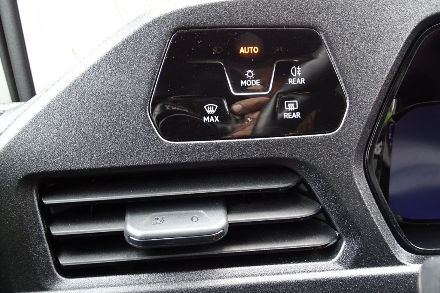 Foto van Volkswagen Caddy Modified Partition Wall
