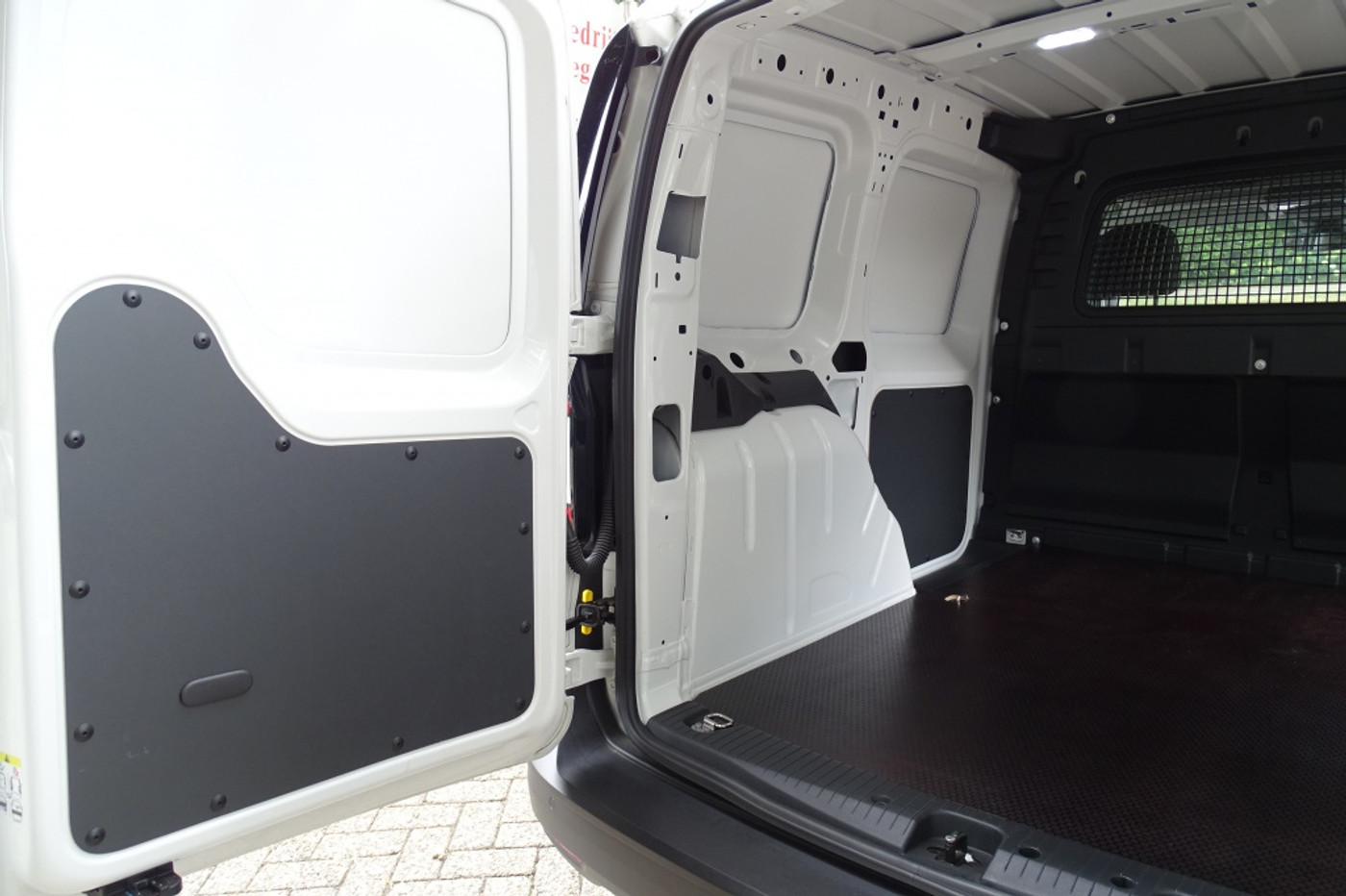 Foto van Volkswagen Caddy Modified Partition Wall
