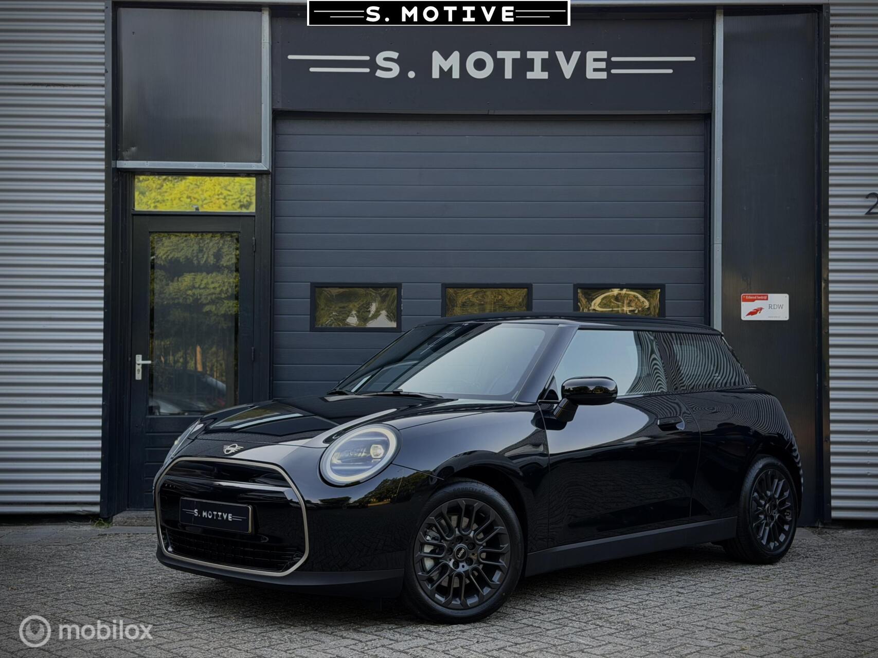 Mini Cooper E Cooper E Favoured M 40.7 kWh Nieuw! Fabriek Garantie!! 2025 - voorkant