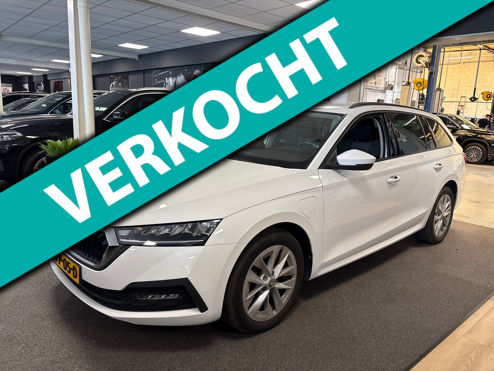Skoda Octavia Combi 1.4 TSI iV PHEV Business Edition / Navigatie / carplay / cruisecontrol /dealer onderhouden 2022 - voorkant