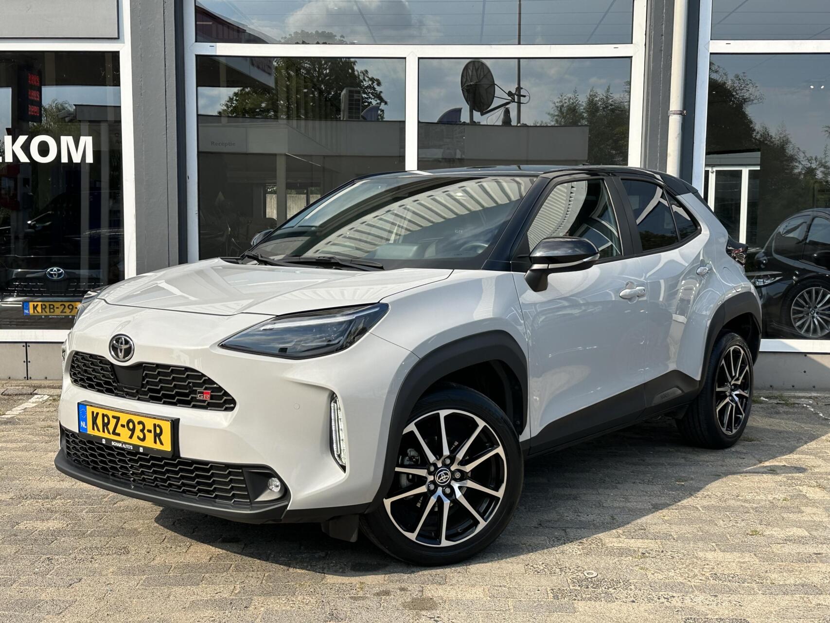 Toyota Yaris Cross 1.5 Hybrid GR Sport|Pano|HUD|Krijt Grijs 2023 - voorkant