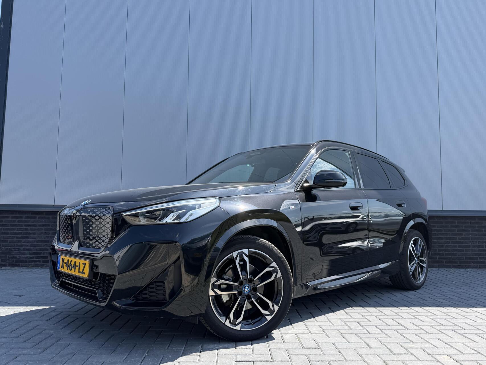 BMW Ix1 Edrive20 eDrive20 67 kWh - M-Sport Pro - Pano - Vol leer 2023 - voorkant
