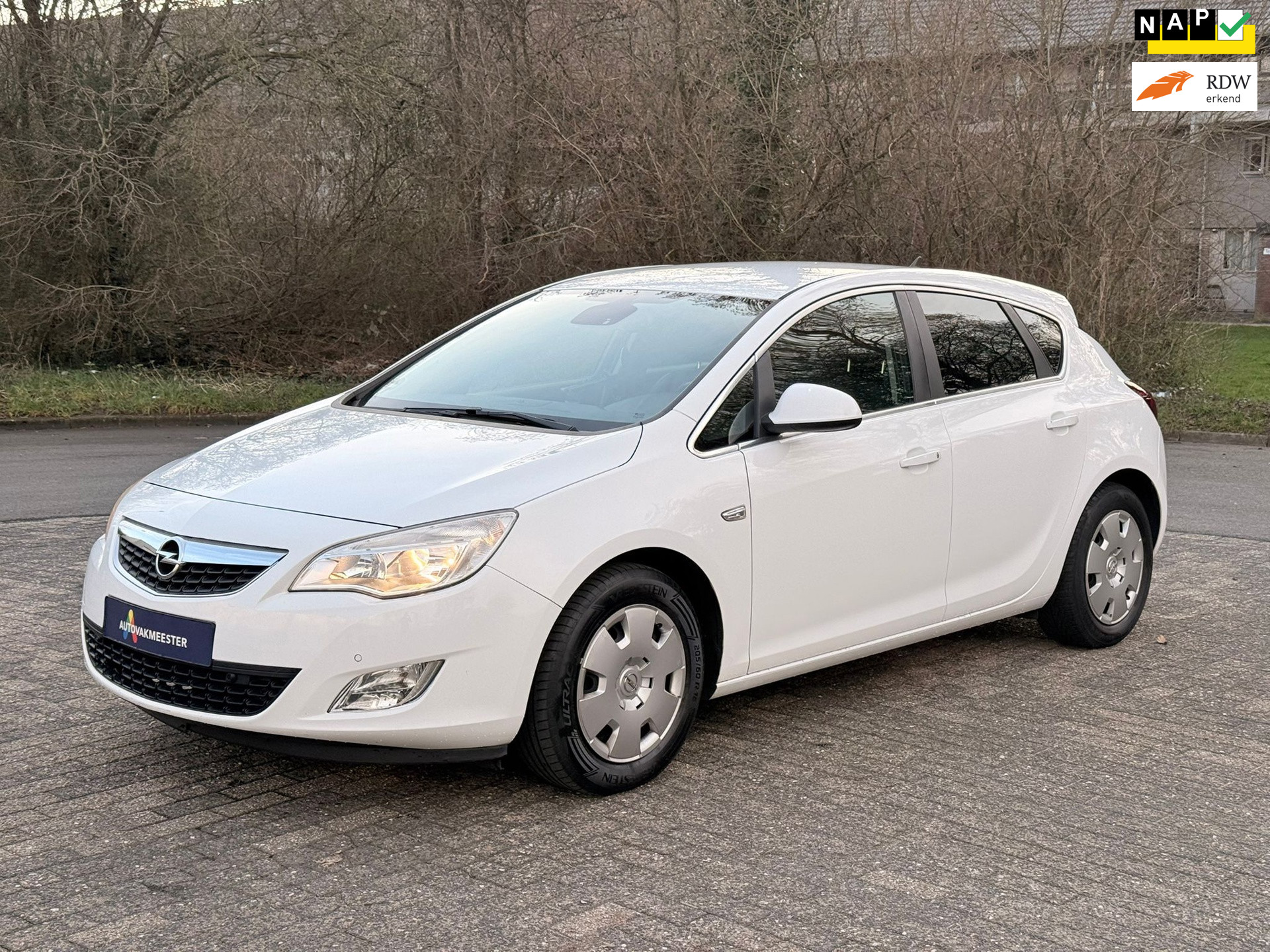 Opel Astra 1.4 Turbo Cosmo 5 deurs trekhaak 2011 - voorkant