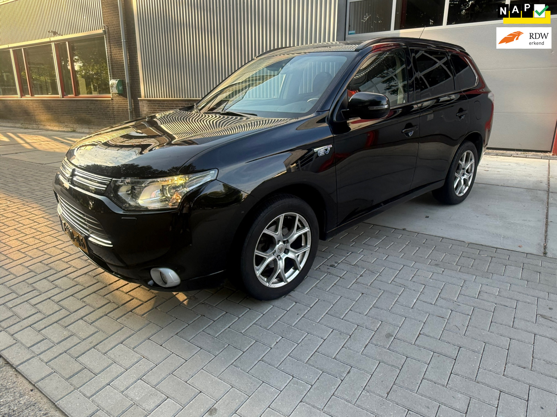 Mitsubishi Mitsubishi Outlander 2.0 PHEV Instyle+ 2013 - voorkant