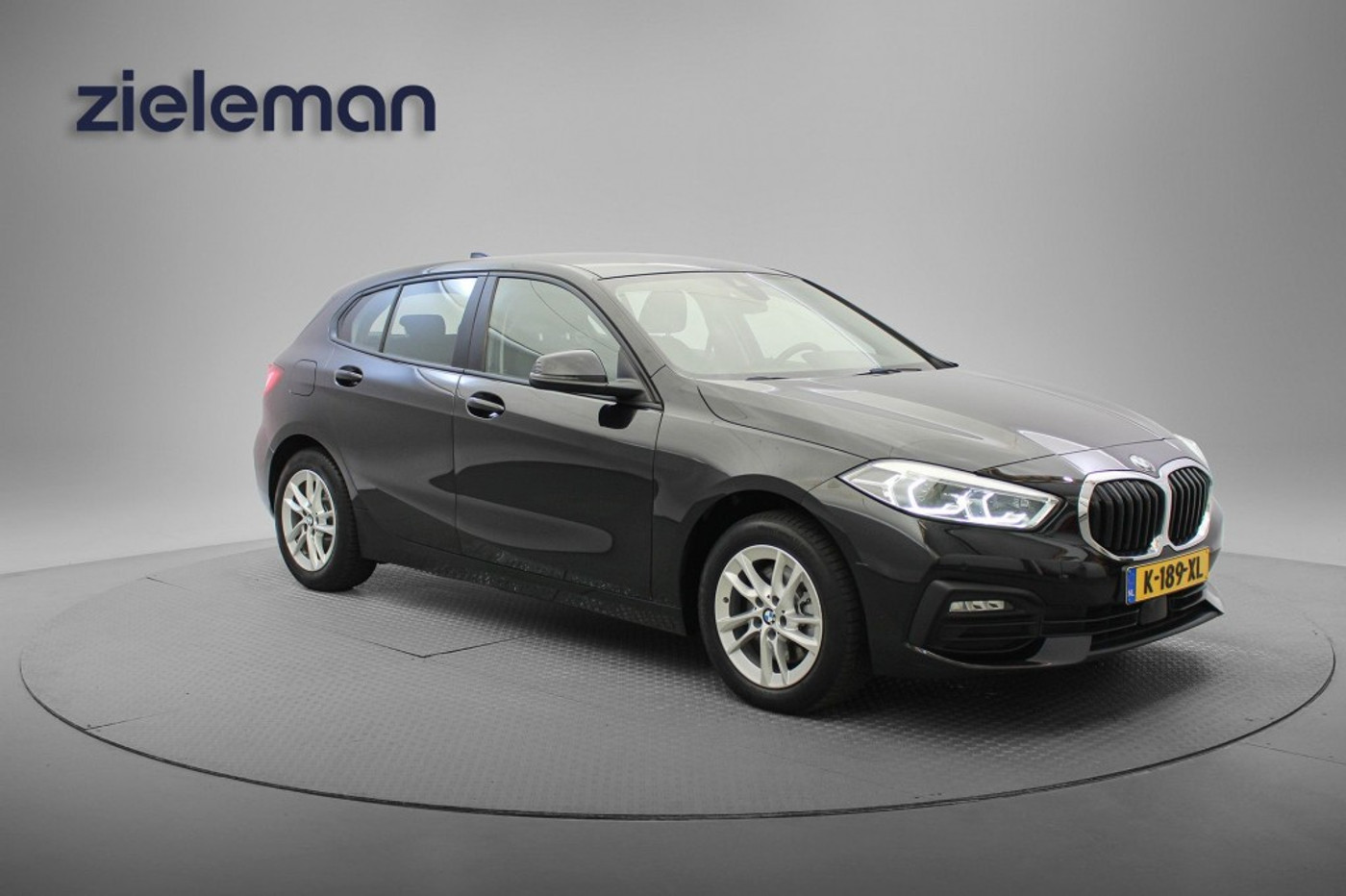 BMW 118i 118i Business Edition Automaat - Digitaal Cockpit, Carplay, Cruise, PDC 2021 - voorkant