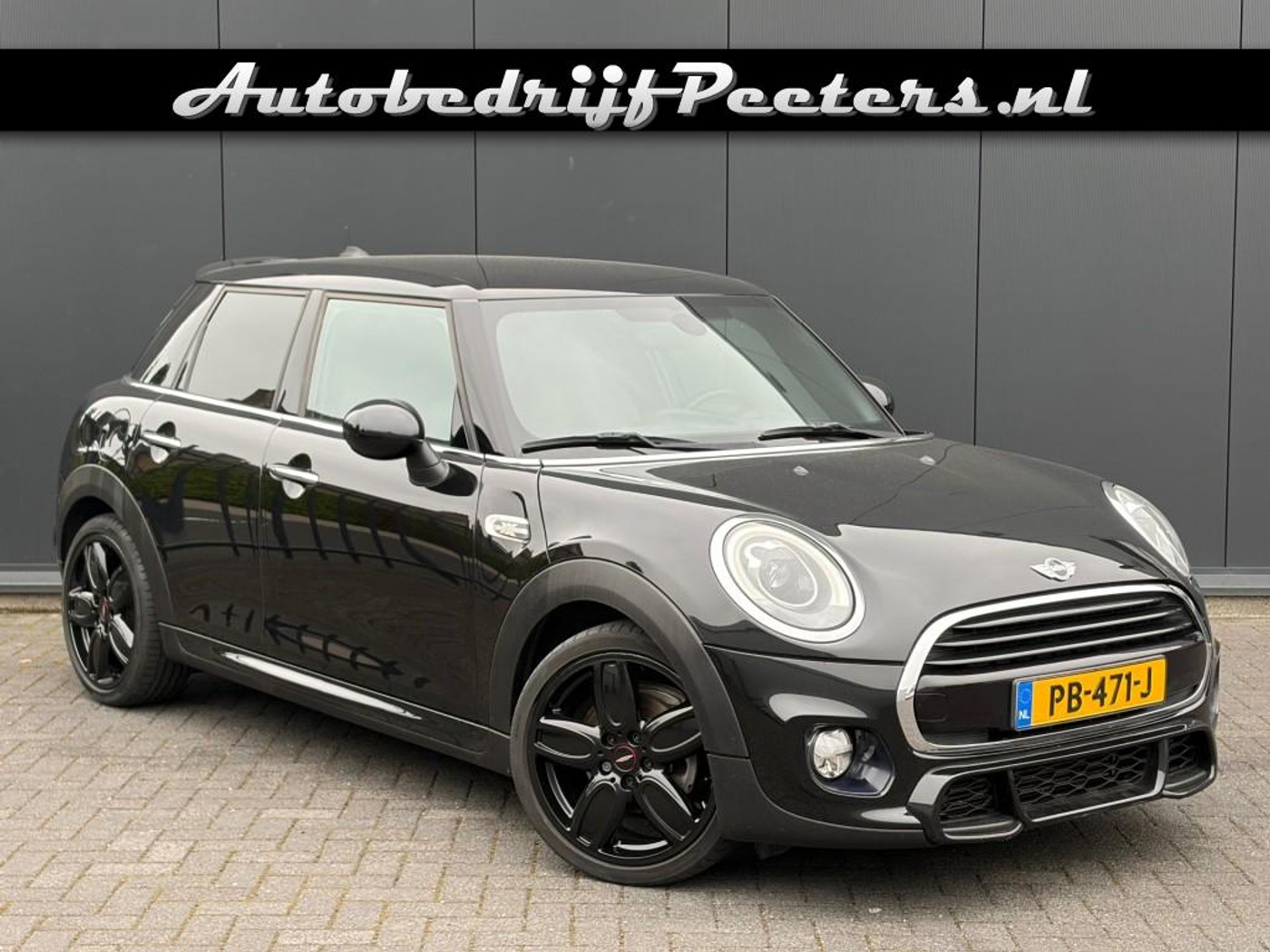 Mini Cooper 1.5 JCW pakket Leder Navi LED PDC Cruise NL-auto 2017 - voorkant