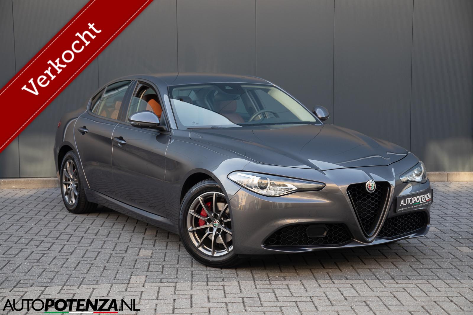 Alfa Romeo Giulia 2.0T Super 280PK Xenon Veloce leder NL NAP 2018 - voorkant