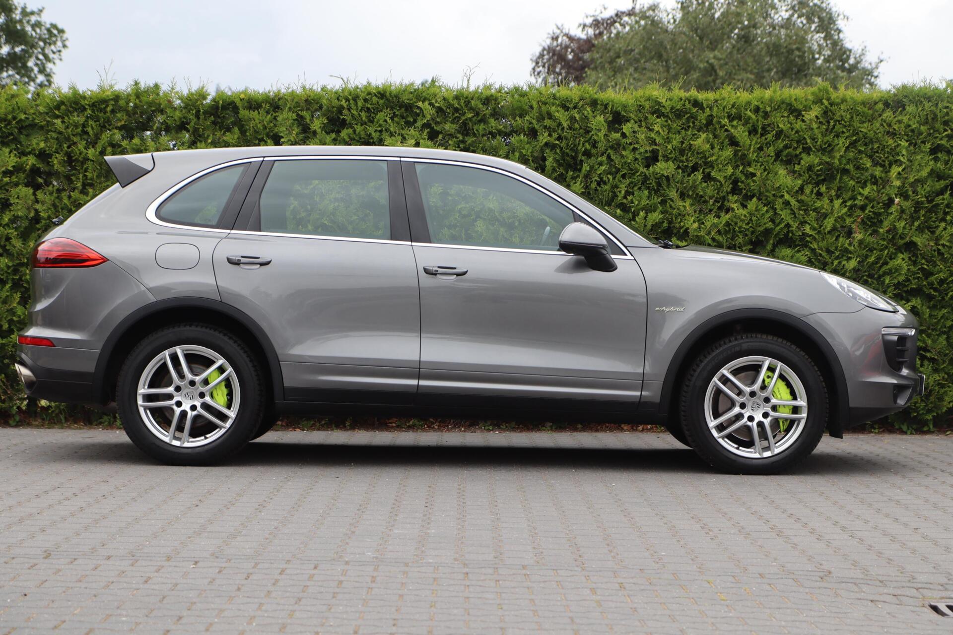 Foto van Porsche Cayenne S E-hybrid