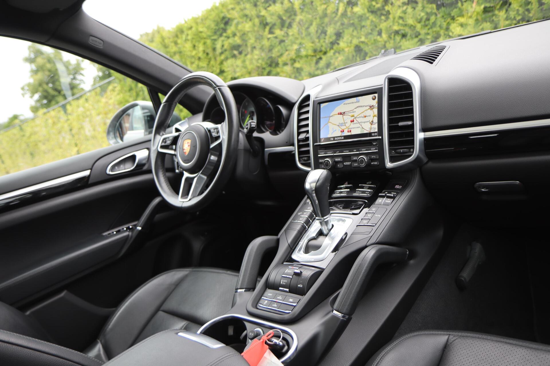 Foto van Porsche Cayenne S E-hybrid